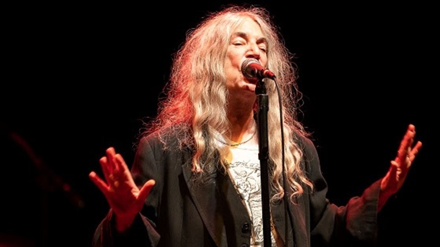 &#x397; Patti Smith &#x3AD;&#x3C1;&#x3C7;&#x3B5;&#x3C4;&#x3B1;&#x3B9; &#x3C3;&#x3C4;&#x3B7;&#x3BD; &#x391;&#x3B8;&#x3AE;&#x3BD;&#x3B1; &#x3B3;&#x3B9;&#x3B1; &#x3BC;&#x3AF;&#x3B1; &#x3BC;&#x3CC;&#x3BD;&#x3BF; &#x3B2;&#x3C1;&#x3B1;&#x3B4;&#x3B9;&#x3AC;