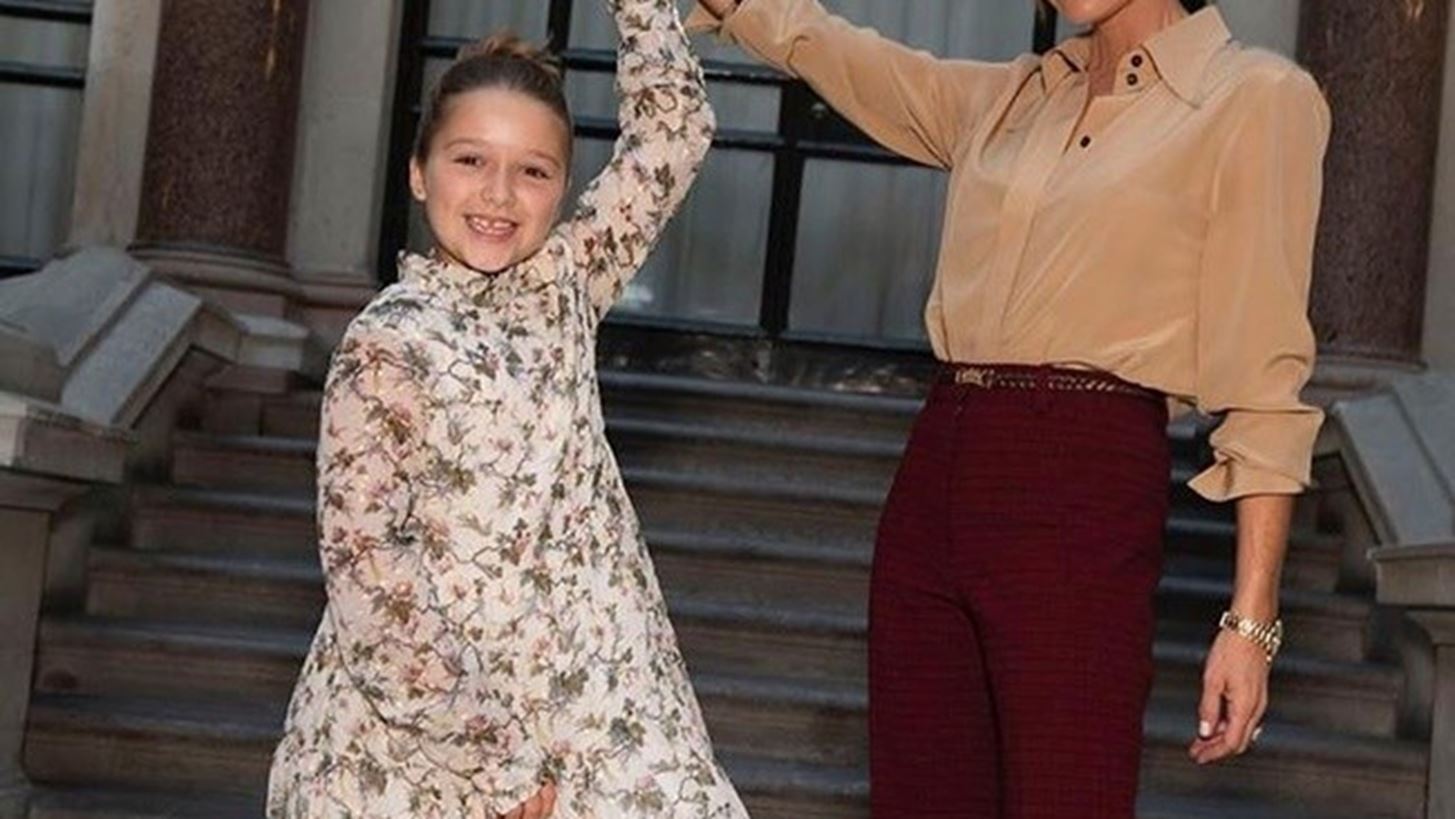 Harper Beckham | H &#x3BA;&#x3CC;&#x3C1;&#x3B7; &#x3C4;&#x3B7;&#x3C2; Victoria Beckham &#x3BC;&#x3B5; &#x3C4;&#x3BF; &#x3C0;&#x3B9;&#x3BF; cool &#x3C6;&#x3CC;&#x3C1;&#x3B5;&#x3BC;&#x3B1; &#x3C4;&#x3BF;&#x3C5; &#x3BA;&#x3B1;&#x3BB;&#x3BF;&#x3BA;&#x3B1;&#x3B9;&#x3C1;&#x3B9;&#x3BF;&#x3CD;