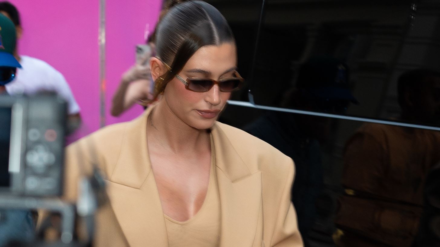 &#x3A4;&#x3C1;&#x3AF;&#x3B1; looks &#x3C4;&#x3B7;&#x3C2; Hailey Bieber &#x3C0;&#x3BF;&#x3C5; &#x3B1;&#x3C0;&#x3BF;&#x3B4;&#x3B5;&#x3B9;&#x3BA;&#x3BD;&#x3CD;&#x3BF;&#x3C5;&#x3BD; &#x3CC;&#x3C4;&#x3B9; &#x3BC;&#x3C0;&#x3BF;&#x3C1;&#x3B5;&#x3AF;&#x3C2; &#x3BD;&#x3B1; &#x3B5;&#x3AF;&#x3C3;&#x3B1;&#x3B9; glam &#x3BA;&#x3B1;&#x3B9; &#x3C3;&#x3AD;&#x3BE;&#x3B9; &#x3BA;&#x3B1;&#x3B9; &#x3C3;&#x3C4;&#x3B7;&#x3BD; &#x3B5;&#x3B3;&#x3BA;&#x3C5;&#x3BC;&#x3BF;&#x3C3;&#x3CD;&#x3BD;&#x3B7;
