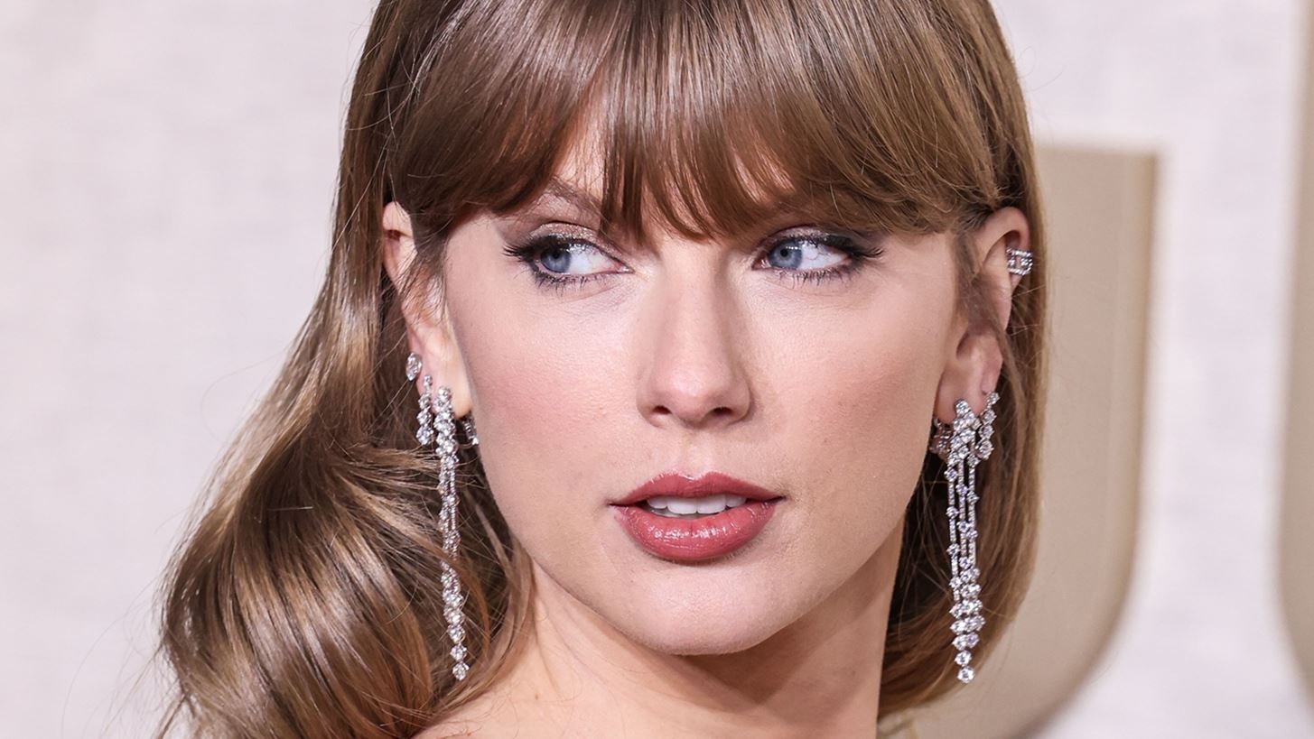 Super Bowl 2024 | &#x397; Taylor Swift &#x3AD;&#x3BA;&#x3B1;&#x3BD;&#x3B5; &#x3CC;&#x3BB;&#x3BF; &#x3C4;&#x3BF;&#x3BD; &#x3C0;&#x3BB;&#x3B1;&#x3BD;&#x3AE;&#x3C4;&#x3B7; &#x3BD;&#x3B1; &#x3B1;&#x3C3;&#x3C7;&#x3BF;&#x3BB;&#x3B5;&#x3AF;&#x3C4;&#x3B1;&#x3B9; &#x3BC;&#x3B1;&#x3B6;&#x3AF; &#x3C4;&#x3B7;&#x3C2;