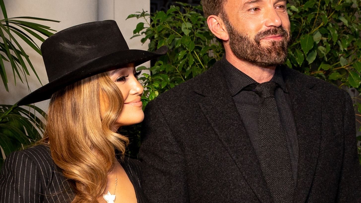 Jennifer Lopez | To &#x3B2;&#x3AF;&#x3BD;&#x3C4;&#x3B5;&#x3BF; &#x3BC;&#x3B5; &#x3C4;&#x3BF;&#x3BD; Ben Affleck &#x3C0;&#x3BF;&#x3C5; &#x3BC;&#x3BF;&#x3B9;&#x3C1;&#x3AC;&#x3C3;&#x3C4;&#x3B7;&#x3BA;&#x3B5; &#x3B3;&#x3B9;&#x3B1; &#x3C4;&#x3B1; 15&#x3B1; &#x3B3;&#x3B5;&#x3BD;&#x3AD;&#x3B8;&#x3BB;&#x3B9;&#x3B1; &#x3C4;&#x3C9;&#x3BD; &#x3B4;&#x3AF;&#x3B4;&#x3C5;&#x3BC;&#x3C9;&#x3BD; &#x3C0;&#x3B1;&#x3B9;&#x3B4;&#x3B9;&#x3CE;&#x3BD; &#x3C4;&#x3B7;&#x3C2;