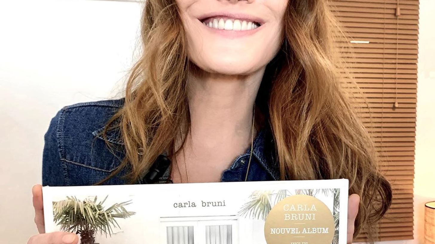 &#x397; Carla Bruni &#x3BA;&#x3C5;&#x3BA;&#x3BB;&#x3BF;&#x3C6;&#x3BF;&#x3C1;&#x3B5;&#x3AF; &#x3BD;&#x3AD;&#x3BF; &#x3AC;&#x3BB;&#x3BC;&#x3C0;&#x3BF;&#x3C5;&#x3BC; &#x3BC;&#x3B5;&#x3C4;&#x3AC; &#x3B1;&#x3C0;&#x3CC; 7 &#x3C7;&#x3C1;&#x3CC;&#x3BD;&#x3B9;&#x3B1;