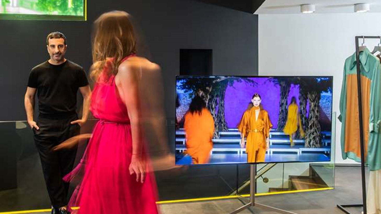 &#x397; &#x3BA;&#x3BF;&#x3C1;&#x3C5;&#x3C6;&#x3B1;&#x3AF;&#x3B1; &#x3B1;&#x3B9;&#x3C3;&#x3B8;&#x3B7;&#x3C4;&#x3B9;&#x3BA;&#x3AE; &#x3C4;&#x3B7;&#x3C2; LG Gallery OLED TV &#x3C3;&#x3C5;&#x3BD;&#x3B1;&#x3BD;&#x3C4;&#x3AC; &#x3C4;&#x3B7; &#x3B4;&#x3B7;&#x3BC;&#x3B9;&#x3BF;&#x3C5;&#x3C1;&#x3B3;&#x3B9;&#x3BA;&#x3CC;&#x3C4;&#x3B7;&#x3C4;&#x3B1; &#x3C4;&#x3BF;&#x3C5; &#x3A3;&#x3C4;&#x3AD;&#x3BB;&#x3B9;&#x3BF;&#x3C5; &#x39A;&#x3BF;&#x3C5;&#x3B4;&#x3BF;&#x3C5;&#x3BD;&#x3AC;&#x3C1;&#x3B7; &#x3BA;&#x3B1;&#x3B9; &#x3C4;&#x3B7; &#x3C6;&#x3B9;&#x3BD;&#x3AD;&#x3C4;&#x3C3;&#x3B1; &#x3C4;&#x3B7;&#x3C2; &#x395;&#x3BB;&#x3B9;&#x3AC;&#x3BD;&#x3B1;&#x3C2; &#x3A7;&#x3C1;&#x3C5;&#x3C3;&#x3B9;&#x3BA;&#x3BF;&#x3C0;&#x3BF;&#x3CD;&#x3BB;&#x3BF;&#x3C5;