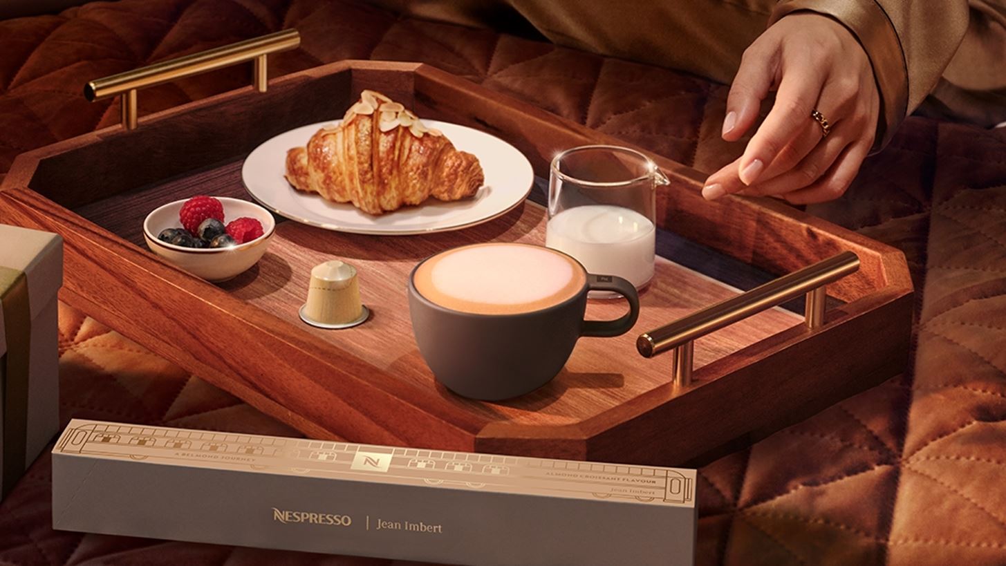 &#x397; Nespresso &#x3C6;&#x3AD;&#x3C1;&#x3BD;&#x3B5;&#x3B9; &#x3C4;&#x3B1; &#x3A7;&#x3C1;&#x3B9;&#x3C3;&#x3C4;&#x3BF;&#x3CD;&#x3B3;&#x3B5;&#x3BD;&#x3BD;&#x3B1; &#x3C3;&#x3C4;&#x3BF; &#x3C0;&#x3BF;&#x3C4;&#x3AE;&#x3C1;&#x3B9; (&#x3BA;&#x3B1;&#x3B9; &#x3C4;&#x3B7;&#x3BD; &#x3BA;&#x3B1;&#x3B8;&#x3B7;&#x3BC;&#x3B5;&#x3C1;&#x3B9;&#x3BD;&#x3CC;&#x3C4;&#x3B7;&#x3C4;&#x3AC;) &#x3BC;&#x3B1;&#x3C2;