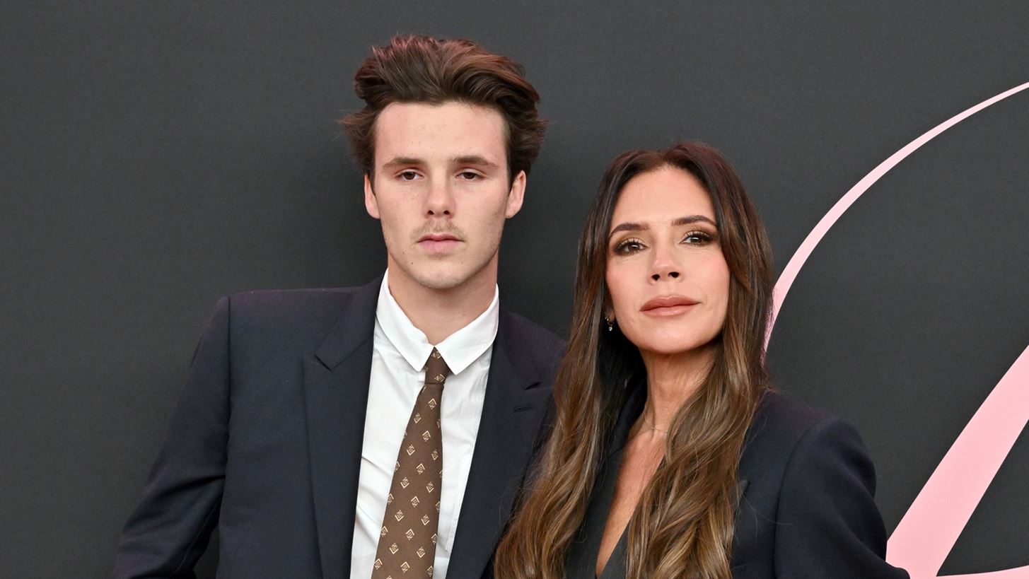 Victoria Beckham | &#x397; &#x3BA;&#x3AF;&#x3BD;&#x3B7;&#x3C3;&#x3B7; &#x3C0;&#x3BF;&#x3C5; &#x3B1;&#x3C0;&#x3BF;&#x3BA;&#x3AC;&#x3BB;&#x3C5;&#x3C8;&#x3B5; &#x3C4;&#x3B7;&#x3BD; &#x3B1;&#x3BB;&#x3B7;&#x3B8;&#x3B9;&#x3BD;&#x3AE; &#x3C3;&#x3C7;&#x3AD;&#x3C3;&#x3B7; &#x3BC;&#x3B5; &#x3C4;&#x3B9;&#x3C2; &#x3C3;&#x3C5;&#x3BD;&#x3C4;&#x3C1;&#x3CC;&#x3C6;&#x3BF;&#x3C5;&#x3C2; &#x3C4;&#x3C9;&#x3BD; &#x3B3;&#x3B9;&#x3C9;&#x3BD; &#x3C4;&#x3B7;&#x3C2;