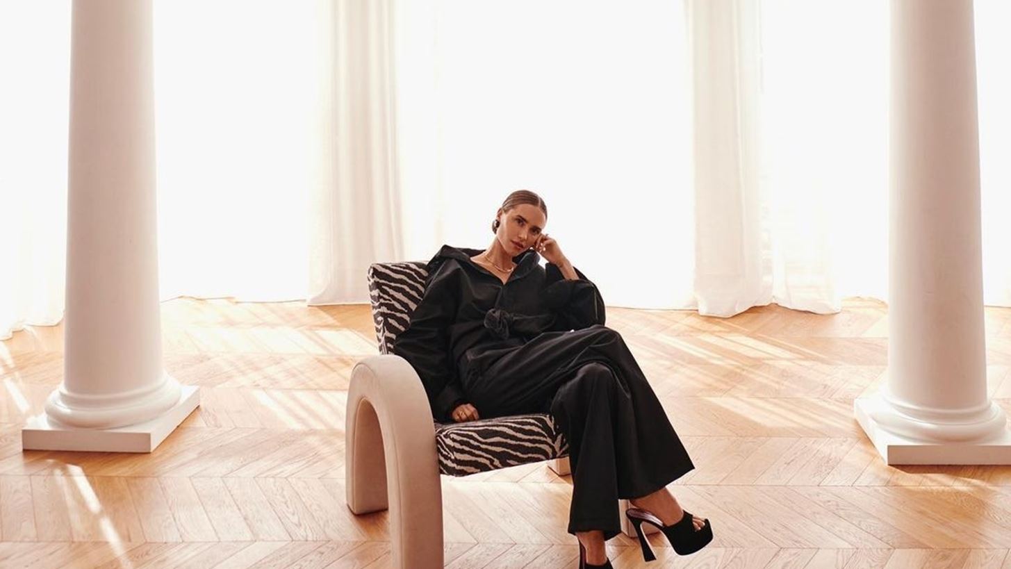 M&#x3AD;&#x3C3;&#x3B1; &#x3C3;&#x3C4;&#x3BF; &#x3B5;&#x3BA;&#x3C0;&#x3BB;&#x3B7;&#x3BA;&#x3C4;&#x3B9;&#x3BA;&#x3CC; &#x3C3;&#x3BA;&#x3B1;&#x3BD;&#x3B4;&#x3B9;&#x3BD;&#x3B1;&#x3B2;&#x3B9;&#x3BA;&#x3CC; &#x3C3;&#x3C0;&#x3AF;&#x3C4;&#x3B9; &#x3C4;&#x3B7;&#x3C2; mega influencer &#x3BA;&#x3B1;&#x3B9; &#x3C3;&#x3C4;&#x3C5;&#x3BB;&#x3AF;&#x3C3;&#x3C4;&#x3C1;&#x3B9;&#x3B1;&#x3C2;  Pernille Teisbaek