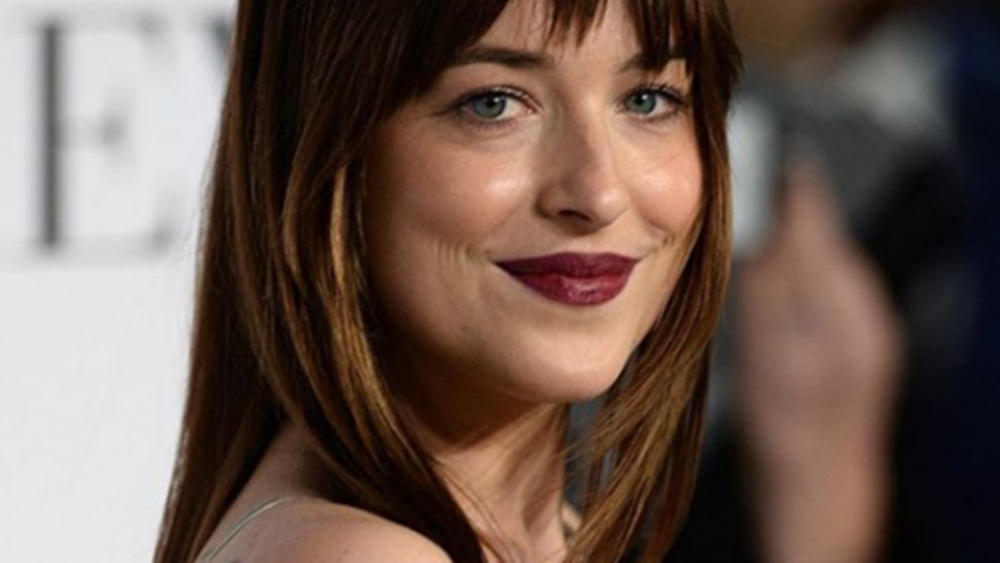 Dakota Johnson: &#x393;&#x3B9;&#x3B1;&#x3C4;&#x3AF; &#x3C7;&#x3C1;&#x3B5;&#x3B9;&#x3AC;&#x3C3;&#x3C4;&#x3B7;&#x3BA;&#x3B5; &#x3B8;&#x3B5;&#x3C1;&#x3B1;&#x3C0;&#x3B5;&#x3AF;&#x3B1; &#x3BC;&#x3B5;&#x3C4;&#x3AC; &#x3C4;&#x3B7; &#x3BD;&#x3AD;&#x3B1; &#x3C4;&#x3B1;&#x3B9;&#x3BD;&#x3AF;&#x3B1; &#x3C4;&#x3B7;&#x3C2;;