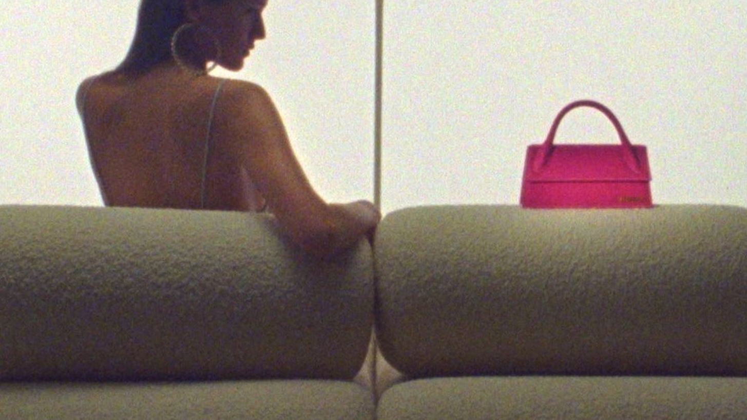 &#x39F; Jacquemus &#x3BA;&#x3C5;&#x3BA;&#x3BB;&#x3BF;&#x3C6;&#x3CC;&#x3C1;&#x3B7;&#x3C3;&#x3B5; &#x3AD;&#x3BD;&#x3B1; short film &#x3B3;&#x3B9;&#x3B1; &#x3C4;&#x3B7; &#x3C3;&#x3C5;&#x3BB;&#x3BB;&#x3BF;&#x3B3;&#x3AE; &quot;L&#x2019;ANN&#xC9;E 97&quot;