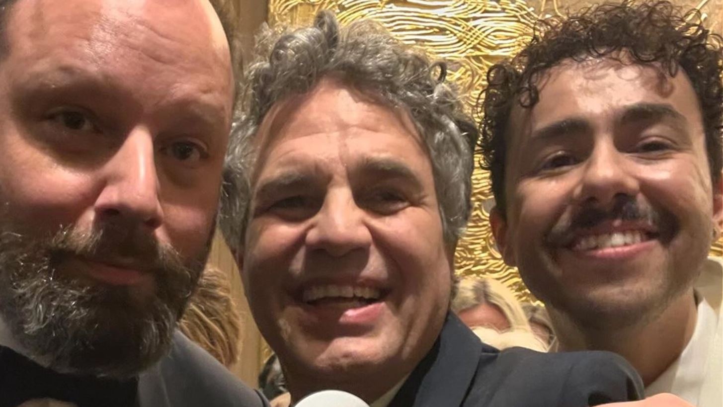 Mark Ruffalo | &#x397; backstage &#x3C6;&#x3C9;&#x3C4;&#x3BF;&#x3B3;&#x3C1;&#x3B1;&#x3C6;&#x3AF;&#x3B1; &#x3BC;&#x3B5; &#x3C4;&#x3BF;&#x3BD; &#x393;&#x3B9;&#x3CE;&#x3C1;&#x3B3;&#x3BF; &#x39B;&#x3AC;&#x3BD;&#x3B8;&#x3B9;&#x3BC;&#x3BF; &#x3BA;&#x3B1;&#x3B9; &#x3C4;&#x3B7;&#x3BD; Emma Stone &#x3C3;&#x3C4;&#x3B9;&#x3C2; &#x3A7;&#x3C1;&#x3C5;&#x3C3;&#x3AD;&#x3C2; &#x3A3;&#x3C6;&#x3B1;&#x3AF;&#x3C1;&#x3B5;&#x3C2;