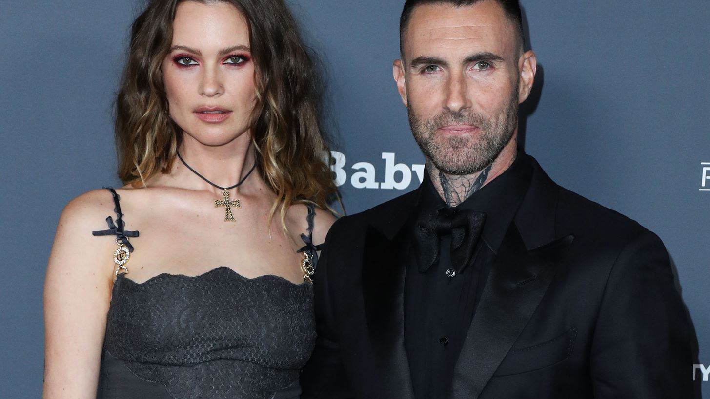 Adam Levine | &#x391;&#x3BA;&#x3CC;&#x3BC;&#x3B1; 4 &#x3B3;&#x3C5;&#x3BD;&#x3B1;&#x3AF;&#x3BA;&#x3B5;&#x3C2; &#x3B1;&#x3C0;&#x3BF;&#x3BA;&#x3B1;&#x3BB;&#x3CD;&#x3C0;&#x3C4;&#x3BF;&#x3C5;&#x3BD; &#x3C4;&#x3B1; &#x3B1;&#x3BA;&#x3B1;&#x3C4;&#x3AC;&#x3BB;&#x3BB;&#x3B7;&#x3BB;&#x3B1; &#x3BC;&#x3B7;&#x3BD;&#x3CD;&#x3BC;&#x3B1;&#x3C4;&#x3B1; &#x3C0;&#x3BF;&#x3C5; &#x3C4;&#x3BF;&#x3C5;&#x3C2; &#x3AD;&#x3C3;&#x3C4;&#x3B5;&#x3BB;&#x3BD;&#x3B5;