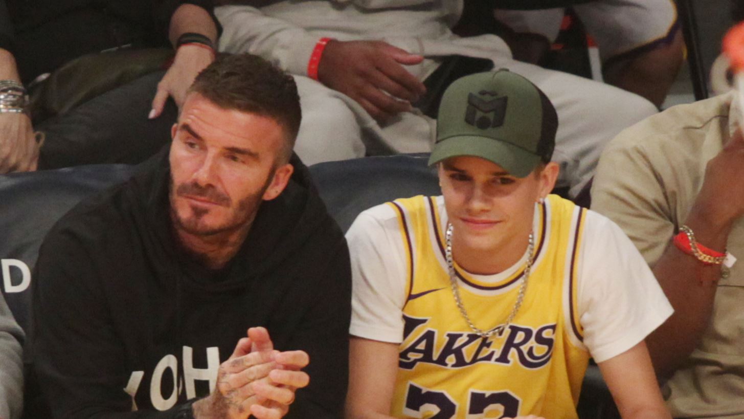 &#x39F; David Beckham &#x3B2;&#x3AC;&#x3C6;&#x3B5;&#x3B9; &#x3C4;&#x3B1; &#x3BC;&#x3B1;&#x3BB;&#x3BB;&#x3B9;&#x3AC; &#x3C4;&#x3BF;&#x3C5; &#x3BA;&#x3B1;&#x3B9; &#x3B5;&#x3AF;&#x3BD;&#x3B1;&#x3B9; &#x3AF;&#x3B4;&#x3B9;&#x3BF;&#x3C2; &#x3BC;&#x3B5; &#x3C4;&#x3BF;&#x3BD; &#x3B3;&#x3B9;&#x3BF; &#x3C4;&#x3BF;&#x3C5;