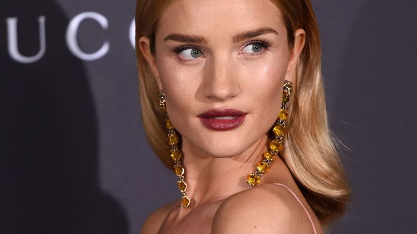 &#x397; Rosie Huntington-Whiteley &#x3BC;&#x3B1;&#x3C2; &#x3B4;&#x3AF;&#x3BD;&#x3B5;&#x3B9; &#x3C4;&#x3B7;&#x3BD; &#x3C4;&#x3AD;&#x3BB;&#x3B5;&#x3B9;&#x3B1; &#x3B5;&#x3BD;&#x3B1;&#x3BB;&#x3BB;&#x3B1;&#x3BA;&#x3C4;&#x3B9;&#x3BA;&#x3AE; &#x3C3;&#x3C4;&#x3BF; &#x3B3;&#x3B9;&#x3BF;&#x3C1;&#x3C4;&#x3B9;&#x3BD;&#x3CC; &#x3C6;&#x3CC;&#x3C1;&#x3B5;&#x3BC;&#x3B1;