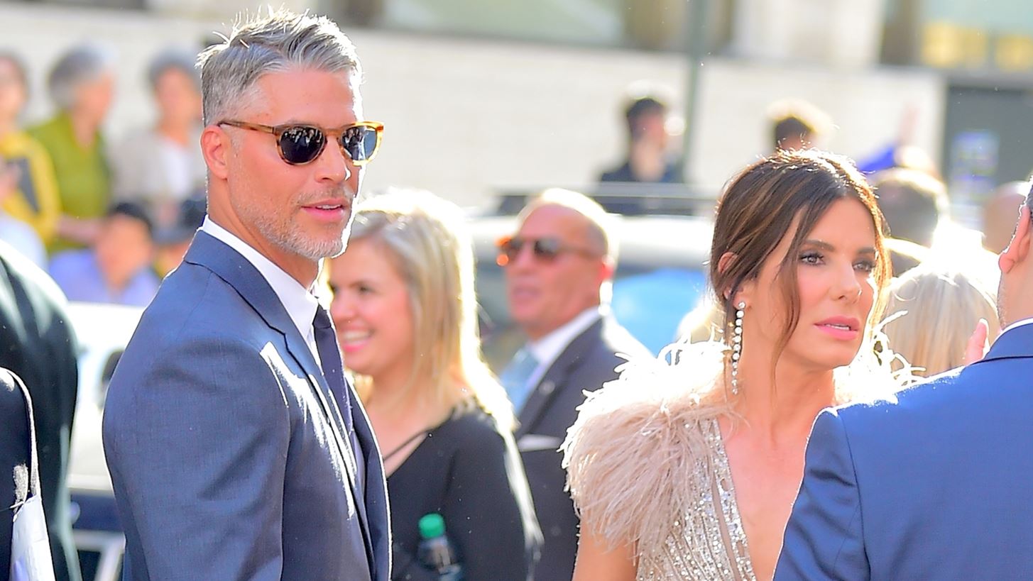 Sandra Bullock | &#x397; &#x3B1;&#x3B4;&#x3B5;&#x3C1;&#x3C6;&#x3AE; &#x3C4;&#x3B7;&#x3C2; &#x3B1;&#x3C0;&#x3BF;&#x3BA;&#x3B1;&#x3BB;&#x3CD;&#x3C0;&#x3C4;&#x3B5;&#x3B9; &#x3C4;&#x3B7;&#x3BD; &#x3B1;&#x3C6;&#x3BF;&#x3C3;&#x3AF;&#x3C9;&#x3C3;&#x3B7; &#x3BC;&#x3B5; &#x3C4;&#x3B7;&#x3BD; &#x3BF;&#x3C0;&#x3BF;&#x3AF;&#x3B1; &#x3C3;&#x3C4;&#x3AC;&#x3B8;&#x3B7;&#x3BA;&#x3B5; &#x3C3;&#x3C4;&#x3BF;&#x3BD; &#x3C3;&#x3CD;&#x3BD;&#x3C4;&#x3C1;&#x3BF;&#x3C6;&#x3CC; &#x3C4;&#x3B7;&#x3C2;
