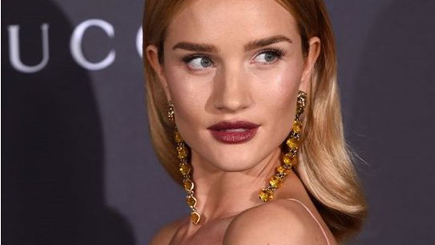 &#x39A;&#x3B1;&#x3B9; &#x3B7; Rosie Huntington Whiteley &#x3C5;&#x3B9;&#x3BF;&#x3B8;&#x3B5;&#x3C4;&#x3B5;&#x3AF; &#x3C4;&#x3B7; &#x3BD;&#x3AD;&#x3B1; &#x3C4;&#x3AC;&#x3C3;&#x3B7; &#x3C3;&#x3C4;&#x3B1; &#x3BC;&#x3B1;&#x3BB;&#x3BB;&#x3B9;&#x3AC;!