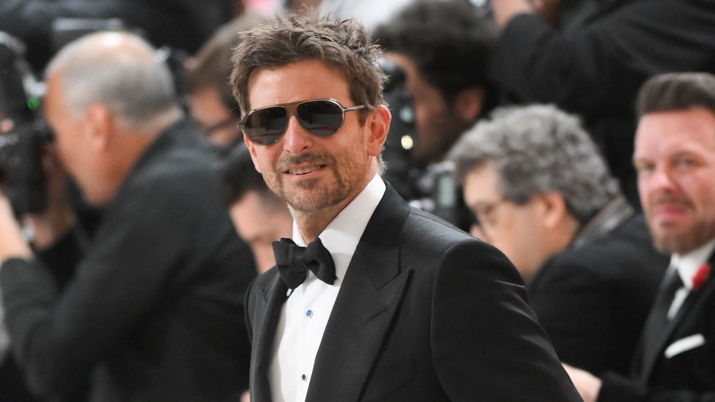 Bradley Cooper | &#x391;&#x3B3;&#x3CC;&#x3C1;&#x3B1;&#x3C3;&#x3B5; &#x3B1;&#x3BA;&#x3AF;&#x3BD;&#x3B7;&#x3C4;&#x3BF; &#x3B4;&#x3AF;&#x3C0;&#x3BB;&#x3B1; &#x3C3;&#x3C4;&#x3B7;&#x3BD; &#x3BF;&#x3B9;&#x3BA;&#x3BF;&#x3B3;&#x3AD;&#x3BD;&#x3B5;&#x3B9;&#x3B1; Hadid
