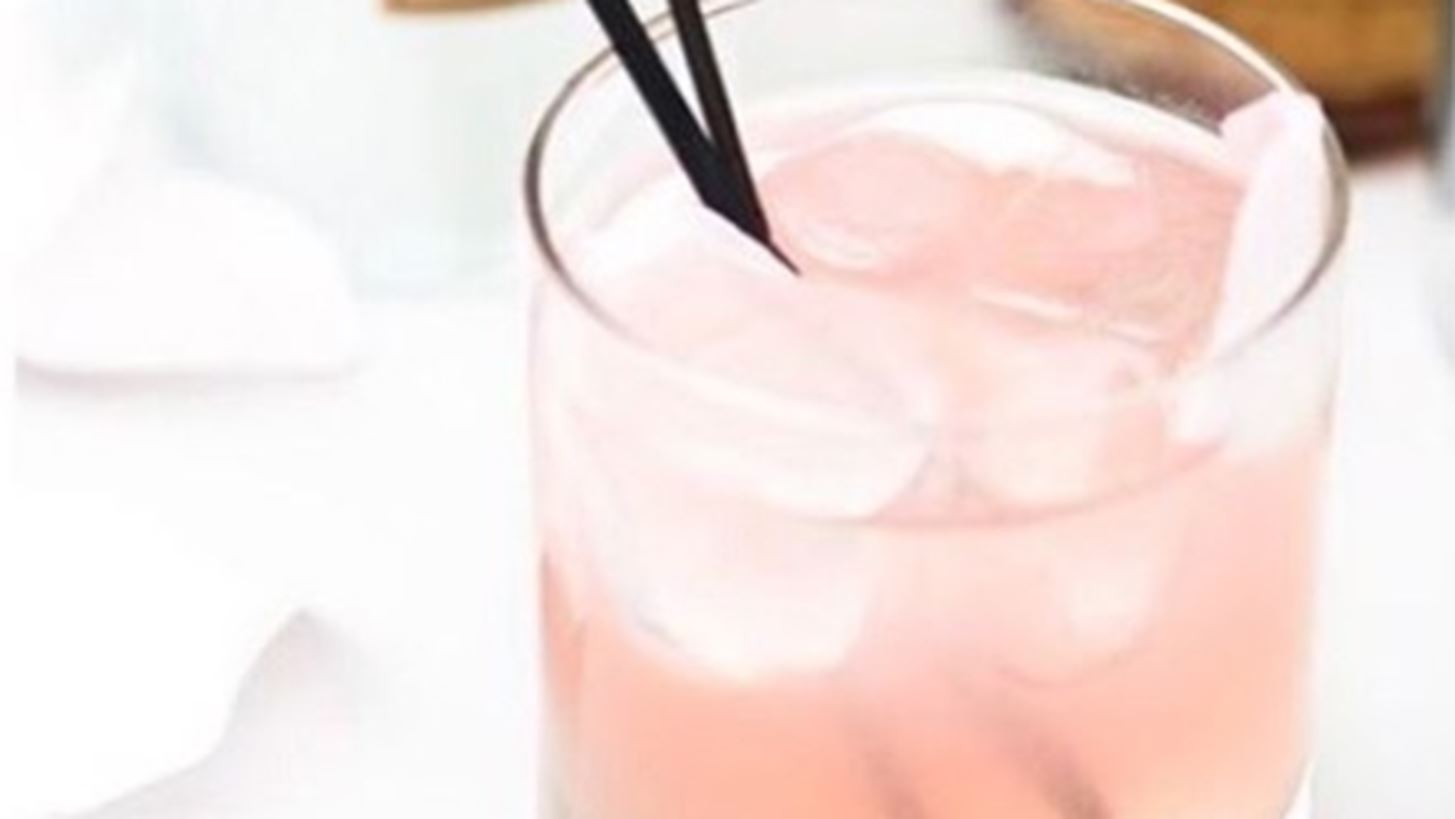 &#x3A4;&#x3BF; Pink Gin &#x3B5;&#x3AF;&#x3BD;&#x3B1;&#x3B9; &#x3B7; &#x3B1;&#x3C0;&#x3AC;&#x3BD;&#x3C4;&#x3B7;&#x3C3;&#x3B7; &#x3C3;&#x3C4;&#x3BF; Ros&#xE9;