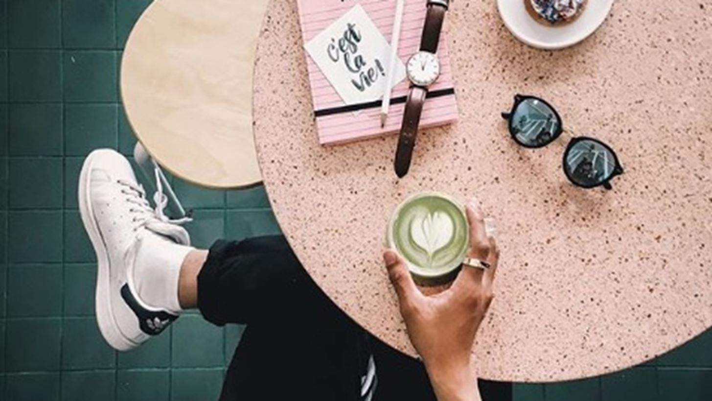 Millennial Caf&#xE9;s: &#x3A4;&#x3B1; &#x3C0;&#x3B9;&#x3BF; Instagram&#x3B9;&#x3BA;&#x3AC; &#x3BA;&#x3B1;&#x3C6;&#x3AD; &#x3C4;&#x3BF;&#x3C5; &#x3BA;&#x3CC;&#x3C3;&#x3BC;&#x3BF;&#x3C5; &#x3C3;&#x3B5; &#x3AD;&#x3BD;&#x3B1;&#x3BD; &#x3BB;&#x3BF;&#x3B3;&#x3B1;&#x3C1;&#x3B9;&#x3B1;&#x3C3;&#x3BC;&#x3CC;