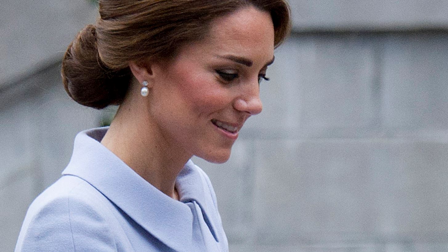 H Kate Middleton &#x3C6;&#x3CC;&#x3C1;&#x3B5;&#x3C3;&#x3B5; &#x3C4;&#x3BF; &#x3B9;&#x3B4;&#x3B1;&#x3BD;&#x3B9;&#x3BA;&#x3CC; outfit &#x3B3;&#x3B9;&#x3B1; &#x3C4;&#x3B7;&#x3BD; &#x3B7;&#x3BC;&#x3AD;&#x3C1;&#x3B1; &#x3C4;&#x3C9;&#x3BD; &#x3B5;&#x3C1;&#x3C9;&#x3C4;&#x3B5;&#x3C5;&#x3BC;&#x3AD;&#x3BD;&#x3C9;&#x3BD;!