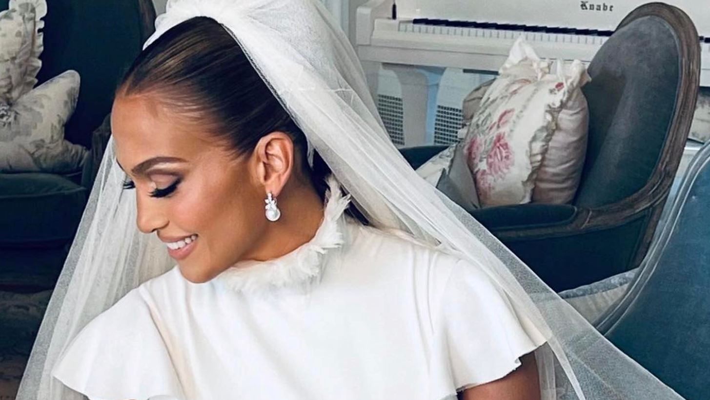 Jennifer Lopez | &#x3A4;&#x3B1; &#x3BD;&#x3C5;&#x3C6;&#x3B9;&#x3BA;&#x3AC; &#x3BA;&#x3BF;&#x3C3;&#x3BC;&#x3AE;&#x3BC;&#x3B1;&#x3C4;&#x3AC; &#x3C4;&#x3B7;&#x3C2; &#x3BA;&#x3CC;&#x3C3;&#x3C4;&#x3B9;&#x3C3;&#x3B1;&#x3BD; &#x3C0;&#x3AC;&#x3BD;&#x3C9; &#x3B1;&#x3C0;&#x3CC; 2 &#x3B5;&#x3BA;&#x3B1;&#x3C4;&#x3BF;&#x3BC;&#x3BC;&#x3CD;&#x3C1;&#x3B9;&#x3B1; &#x3B4;&#x3BF;&#x3BB;&#x3AC;&#x3C1;&#x3B9;&#x3B1;