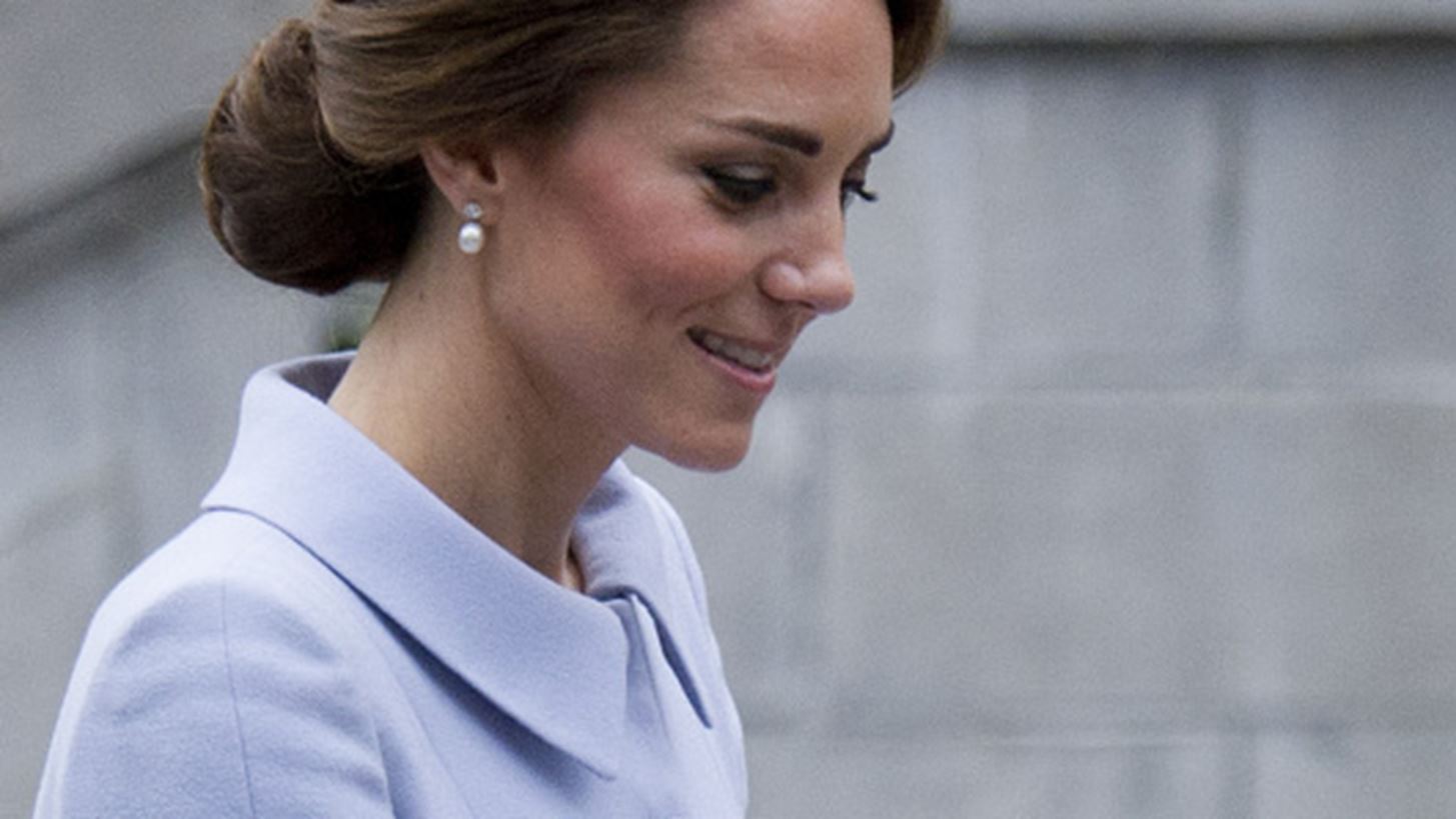 &#x397; &#x39A;ate Middleton &#x3C6;&#x3CC;&#x3C1;&#x3B5;&#x3C3;&#x3B5; &#x3C4;&#x3BF; &#x3B9;&#x3B4;&#x3B1;&#x3BD;&#x3B9;&#x3BA;&#x3CC; christmas party dress