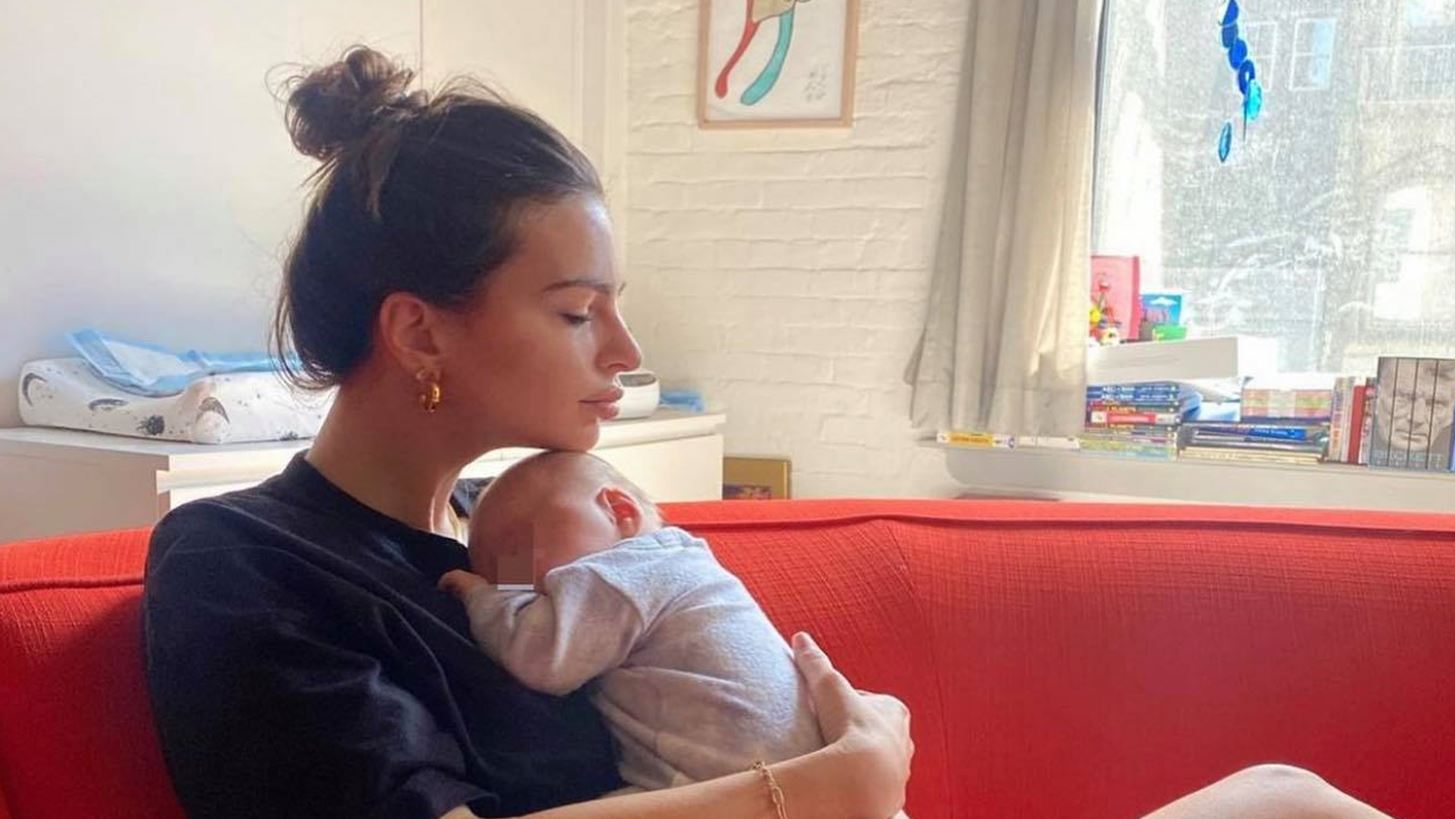 &#x397; Emily Ratajkowski &#x3BC;&#x3AC;&#x3C2; &#x3C3;&#x3C5;&#x3C3;&#x3C4;&#x3AE;&#x3BD;&#x3B5;&#x3B9; &#x3C4;&#x3BF;&#x3BD; &#x3B3;&#x3B9;&#x3BF; &#x3C4;&#x3B7;&#x3C2; &#x3BA;&#x3B1;&#x3B9; &#x3B1;&#x3C0;&#x3BF;&#x3BA;&#x3B1;&#x3BB;&#x3CD;&#x3C0;&#x3C4;&#x3B5;&#x3B9; &#x3B3;&#x3B9;&#x3B1; &#x3C0;&#x3C1;&#x3CE;&#x3C4;&#x3B7; &#x3C6;&#x3BF;&#x3C1;&#x3AC; &#x3C4;&#x3BF; &#x3C0;&#x3C1;&#x3CC;&#x3C3;&#x3C9;&#x3C0;&#x3CC; &#x3C4;&#x3BF;&#x3C5;