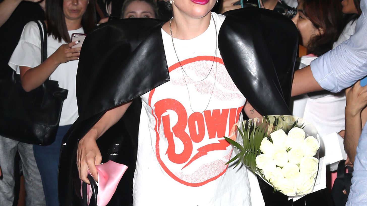 &#x397; Lady Gaga &#x3C4;&#x3C1;&#x3B1;&#x3B3;&#x3BF;&#x3CD;&#x3B4;&#x3B7;&#x3C3;&#x3B5; &#x3BC;&#x3B1;&#x3B6;&#x3AF; &#x3BC;&#x3B5; &#x3C4;&#x3BF;&#x3C5;&#x3C2; Andrea Bocelli &#x3BA;&#x3B1;&#x3B9; Celine Dion &#x3C4;&#x3BF; The Prayer