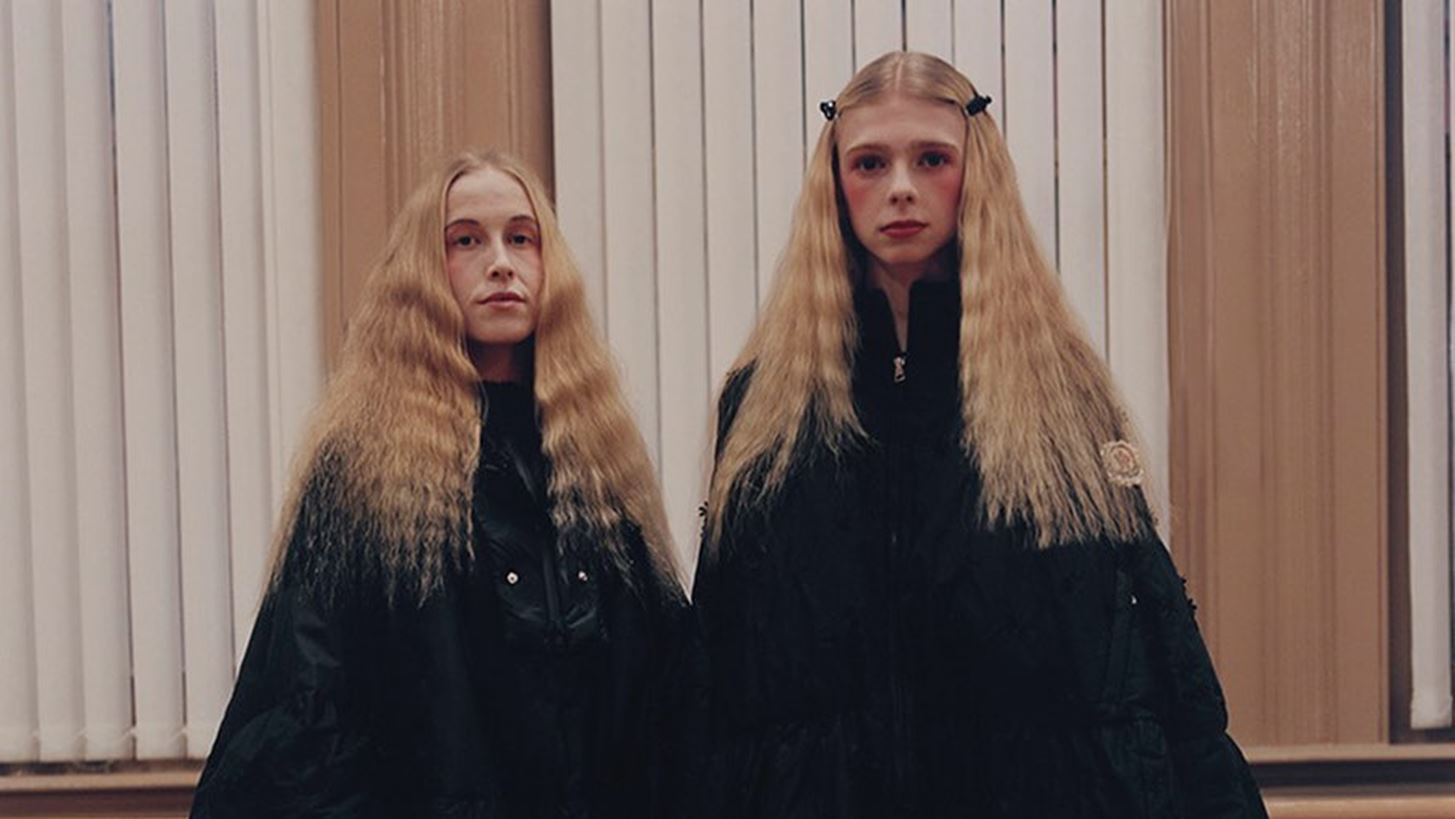 &#x397; Simone Rocha &#x3B1;&#x3C6;&#x3AE;&#x3BD;&#x3B5;&#x3B9; &#x3C4;&#x3B7; &#x3B4;&#x3B9;&#x3BA;&#x3AE; &#x3C4;&#x3B7;&#x3C2; dark &#x3B1;&#x3B9;&#x3C3;&#x3B8;&#x3B7;&#x3C4;&#x3B9;&#x3BA;&#x3AE; &#x3C3;&#x3C4;&#x3BF; label Moncler