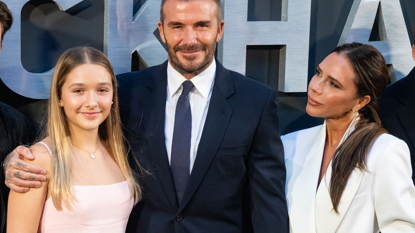 Victoria &amp; Harper Beckham | &#x39C;&#x3B1;&#x3BC;&#x3AC; &#x3BA;&#x3B1;&#x3B9; &#x3BA;&#x3CC;&#x3C1;&#x3B7; &#x3BC;&#x3B5; &#x3B1;&#x3C3;&#x3BF;&#x3C1;&#x3C4;&#x3AF; look &#x3C3;&#x3B5; &#x3B2;&#x3C1;&#x3B1;&#x3B4;&#x3B9;&#x3BD;&#x3AE; &#x3C4;&#x3BF;&#x3C5;&#x3C2; &#x3AD;&#x3BE;&#x3BF;&#x3B4;&#x3BF; &#x3C3;&#x3C4;&#x3BF; &#x39D;&#x3C4;&#x3BF;&#x3C5;&#x3BC;&#x3C0;&#x3AC;&#x3B9;