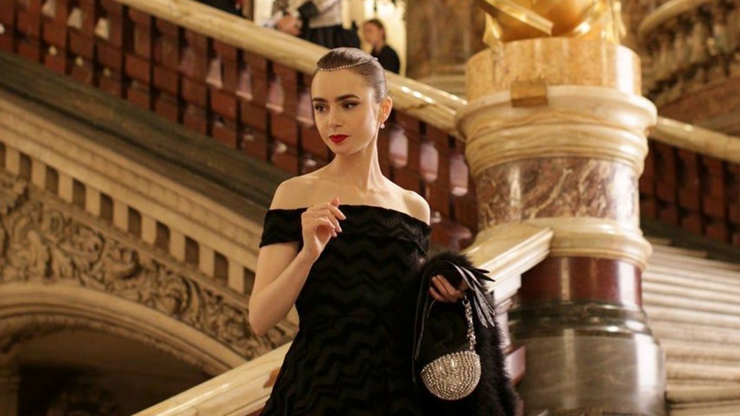 Emily in Paris 2 | &#x3A0;&#x3BF;&#x3B9;&#x3BF;&#x3C2; &#x388;&#x3BB;&#x3BB;&#x3B7;&#x3BD;&#x3B1;&#x3C2; &#x3C3;&#x3C7;&#x3B5;&#x3B4;&#x3B9;&#x3B1;&#x3C3;&#x3C4;&#x3AE;&#x3C2; &#x3B8;&#x3B1; &#x3BD;&#x3C4;&#x3CD;&#x3C3;&#x3B5;&#x3B9; &#x3C4;&#x3B9;&#x3C2; &#x3C0;&#x3C1;&#x3C9;&#x3C4;&#x3B1;&#x3B3;&#x3C9;&#x3BD;&#x3AF;&#x3C3;&#x3C4;&#x3C1;&#x3B9;&#x3B5;&#x3C2; &#x3C4;&#x3B7;&#x3C2; &#x3C3;&#x3B5;&#x3B9;&#x3C1;&#x3AC;&#x3C2;;