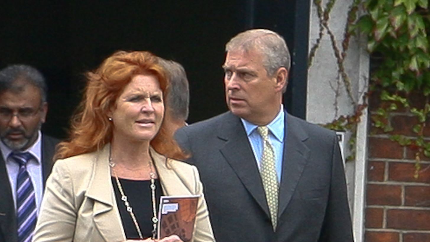 &#x397; Sarah Ferguson &#x3C3;&#x3C0;&#x3AC;&#x3B5;&#x3B9; &#x3C4;&#x3B7; &#x3C3;&#x3B9;&#x3C9;&#x3C0;&#x3AE; &#x3C4;&#x3B7;&#x3C2; &#x3B3;&#x3B9;&#x3B1; &#x3C4;&#x3BF; &#x3C3;&#x3BA;&#x3AC;&#x3BD;&#x3B4;&#x3B1;&#x3BB;&#x3BF; &#x3C4;&#x3BF;&#x3C5; &#x3C0;&#x3C1;&#x3CE;&#x3B7;&#x3BD; &#x3C3;&#x3C5;&#x3B6;&#x3CD;&#x3B3;&#x3BF;&#x3C5; &#x3C4;&#x3B7;&#x3C2;, &#x3C0;&#x3C1;&#x3AF;&#x3B3;&#x3BA;&#x3B9;&#x3C0;&#x3B1; Andrew