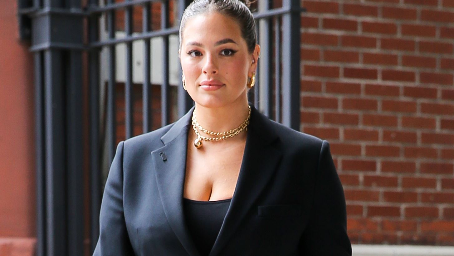 Ashley Graham | &#x394;&#x3B5;&#x3AF;&#x3C7;&#x3BD;&#x3B5;&#x3B9; &#x3C4;&#x3BF; &#x3C3;&#x3CE;&#x3BC;&#x3B1; &#x3C4;&#x3B7;&#x3C2; &#x3C0;&#x3AD;&#x3BD;&#x3C4;&#x3B5; &#x3BC;&#x3AE;&#x3BD;&#x3B5;&#x3C2; &#x3BC;&#x3B5;&#x3C4;&#x3AC; &#x3C4;&#x3B7; &#x3B3;&#x3AD;&#x3BD;&#x3BD;&#x3B1;