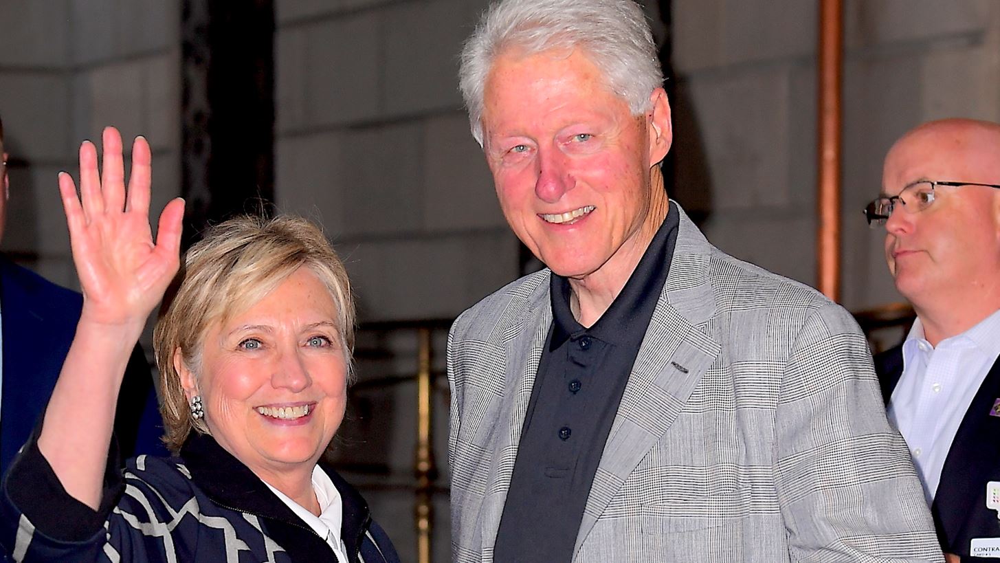 &#x39F; Bill Clinton &#x3C0;&#x3B1;&#x3AF;&#x3C1;&#x3BD;&#x3B5;&#x3B9; &#x3B5;&#x3BE;&#x3B9;&#x3C4;&#x3AE;&#x3C1;&#x3B9;&#x3BF; &#x3B1;&#x3C0;&#x3CC; &#x3C4;&#x3BF; &#x3BD;&#x3BF;&#x3C3;&#x3BF;&#x3BA;&#x3BF;&#x3BC;&#x3B5;&#x3AF;&#x3BF; &#x3BA;&#x3B1;&#x3B9; &#x3B5;&#x3BE;&#x3AD;&#x3C1;&#x3C7;&#x3B5;&#x3C4;&#x3B1;&#x3B9; &#x3B1;&#x3B3;&#x3BA;&#x3B1;&#x3B6;&#x3AD; &#x3BC;&#x3B5; &#x3C4;&#x3B7; Hillary Clinton
