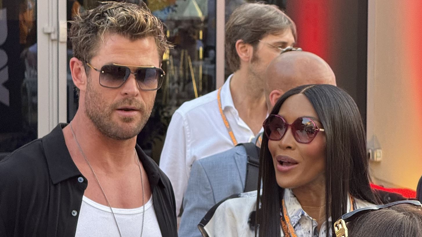 Naomi Campbell | H &#x3C3;&#x3C5;&#x3BD;&#x3AC;&#x3BD;&#x3C4;&#x3B7;&#x3C3;&#x3B7; &#x3BC;&#x3B5; &#x3C4;&#x3BF;&#x3BD; Chris Hemsworth &#x3C3;&#x3C4;&#x3BF; &#x386;&#x3BC;&#x3C0;&#x3BF;&#x3C5; &#x39D;&#x3C4;&#x3AC;&#x3BC;&#x3C0;&#x3B9;