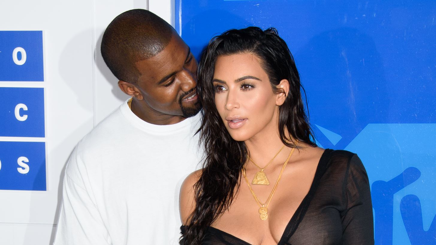 &#x397; Kim Kardashian &#x3C0;&#x3B1;&#x3C1;&#x3B1;&#x3B4;&#x3AD;&#x3C7;&#x3B8;&#x3B7;&#x3BA;&#x3B5; &#x3C0;&#x3C9;&#x3C2; &#x3BF; &#x3BA;&#x3CC;&#x3C3;&#x3BC;&#x3BF;&#x3C2; &#x3AC;&#x3C1;&#x3C7;&#x3B9;&#x3C3;&#x3B5; &#x3BD;&#x3B1; &#x3C4;&#x3B7; &#x3C3;&#x3AD;&#x3B2;&#x3B5;&#x3C4;&#x3B1;&#x3B9; &#x3C7;&#x3AC;&#x3C1;&#x3B7; &#x3C3;&#x3C4;&#x3BF;&#x3BD; Kanye West
