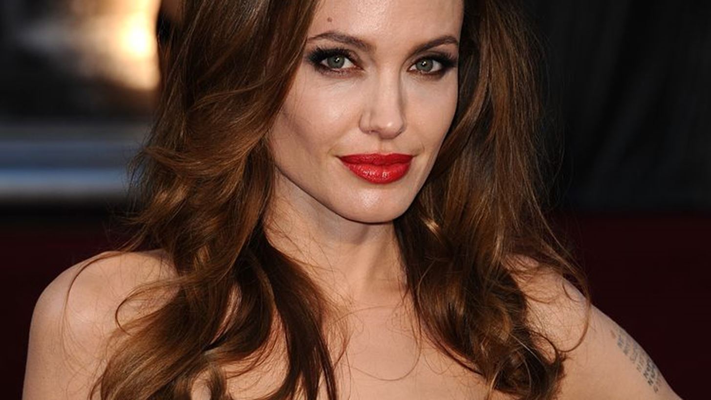 Angelina Jolie: &quot;&#x394;&#x3B5;&#x3BD; &#x3BC;&#x3BF;&#x3C5; &#x3B1;&#x3C1;&#x3AD;&#x3C3;&#x3B5;&#x3B9; &#x3BD;&#x3B1; &#x3B5;&#x3AF;&#x3BC;&#x3B1;&#x3B9; single&quot;
