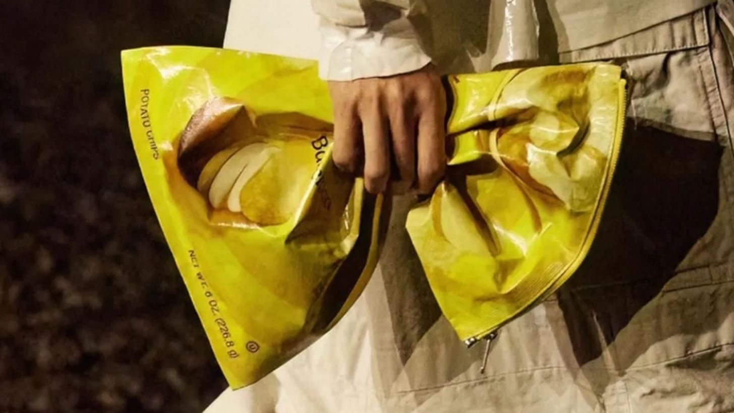 &#x39F; &#x3BF;&#x3AF;&#x3BA;&#x3BF;&#x3C2; Balenciaga &#x3BC;&#x3B5;&#x3C4;&#x3AD;&#x3C4;&#x3C1;&#x3B5;&#x3C8;&#x3B5; &#x3C3;&#x3B5; &#x3C4;&#x3C3;&#x3AC;&#x3BD;&#x3C4;&#x3B1; &#x3C4;&#x3B1; &#x3C3;&#x3B1;&#x3BA;&#x3BF;&#x3C5;&#x3BB;&#x3AC;&#x3BA;&#x3B9;&#x3B1; &#x3C4;&#x3C9;&#x3BD; Lay&#x27;s