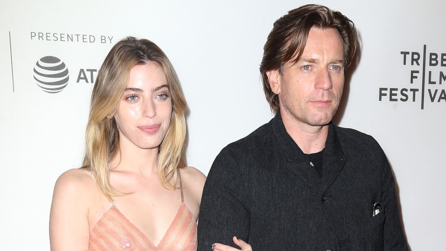 &#x397; &#x3BA;&#x3CC;&#x3C1;&#x3B7; &#x3C4;&#x3BF;&#x3C5; Ewan McGregor &#x3B5;&#x3BC;&#x3C6;&#x3B1;&#x3BD;&#x3AF;&#x3C3;&#x3C4;&#x3B7;&#x3BA;&#x3B5; &#x3C3;&#x3C4;&#x3B7;&#x3BD; &#x3C0;&#x3C1;&#x3B5;&#x3BC;&#x3B9;&#x3AD;&#x3C1;&#x3B1; &#x3C4;&#x3BF;&#x3C5; &#x3C0;&#x3B1;&#x3C4;&#x3AD;&#x3C1;&#x3B1; &#x3C4;&#x3B7;&#x3C2; &#x3BC;&#x3B5; &#x3C7;&#x3C4;&#x3C5;&#x3C0;&#x3AE;&#x3BC;&#x3B1;&#x3C4;&#x3B1; &#x3C3;&#x3C4;&#x3BF; &#x3C0;&#x3C1;&#x3CC;&#x3C3;&#x3C9;&#x3C0;&#x3BF;