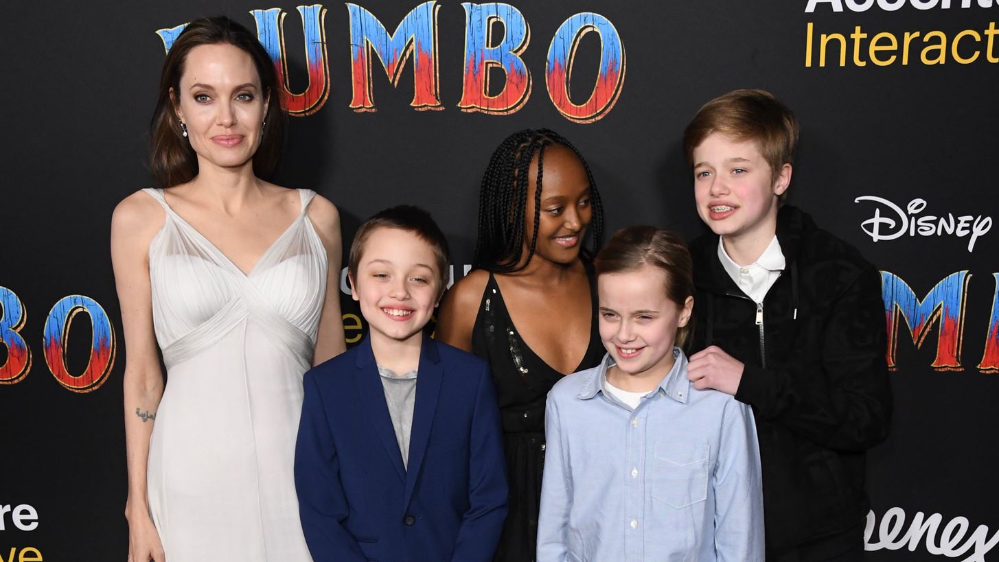 Angelina Jolie | &#x39F; &#x3B1;&#x3B4;&#x3B5;&#x3C1;&#x3C6;&#x3CC;&#x3C2; &#x3C4;&#x3B7;&#x3C2; &#x3B5;&#x3BE;&#x3BF;&#x3BC;&#x3BF;&#x3BB;&#x3BF;&#x3B3;&#x3B5;&#x3AF;&#x3C4;&#x3B1;&#x3B9; &#x3CC;&#x3C4;&#x3B9; &#x3AD;&#x3B2;&#x3B1;&#x3BB;&#x3B5; &#x3C4;&#x3B7; &#x3B6;&#x3C9;&#x3AE; &#x3C4;&#x3BF;&#x3C5; &#x3C3;&#x3B5; &#x3B4;&#x3B5;&#x3CD;&#x3C4;&#x3B5;&#x3C1;&#x3B7; &#x3BC;&#x3BF;&#x3AF;&#x3C1;&#x3B1; &#x3C0;&#x3C1;&#x3BF;&#x3BA;&#x3B5;&#x3B9;&#x3BC;&#x3AD;&#x3BD;&#x3BF;&#x3C5; &#x3BD;&#x3B1; &#x3C0;&#x3C1;&#x3BF;&#x3C3;&#x3C4;&#x3B1;&#x3C4;&#x3B5;&#x3CD;&#x3C3;&#x3B5;&#x3B9; &#x3C4;&#x3B7;&#x3BD; &#x3AF;&#x3B4;&#x3B9;&#x3B1; &#x3BA;&#x3B1;&#x3B9; &#x3C4;&#x3B1; &#x3C0;&#x3B1;&#x3B9;&#x3B4;&#x3B9;&#x3AC; &#x3C4;&#x3B7;&#x3C2;