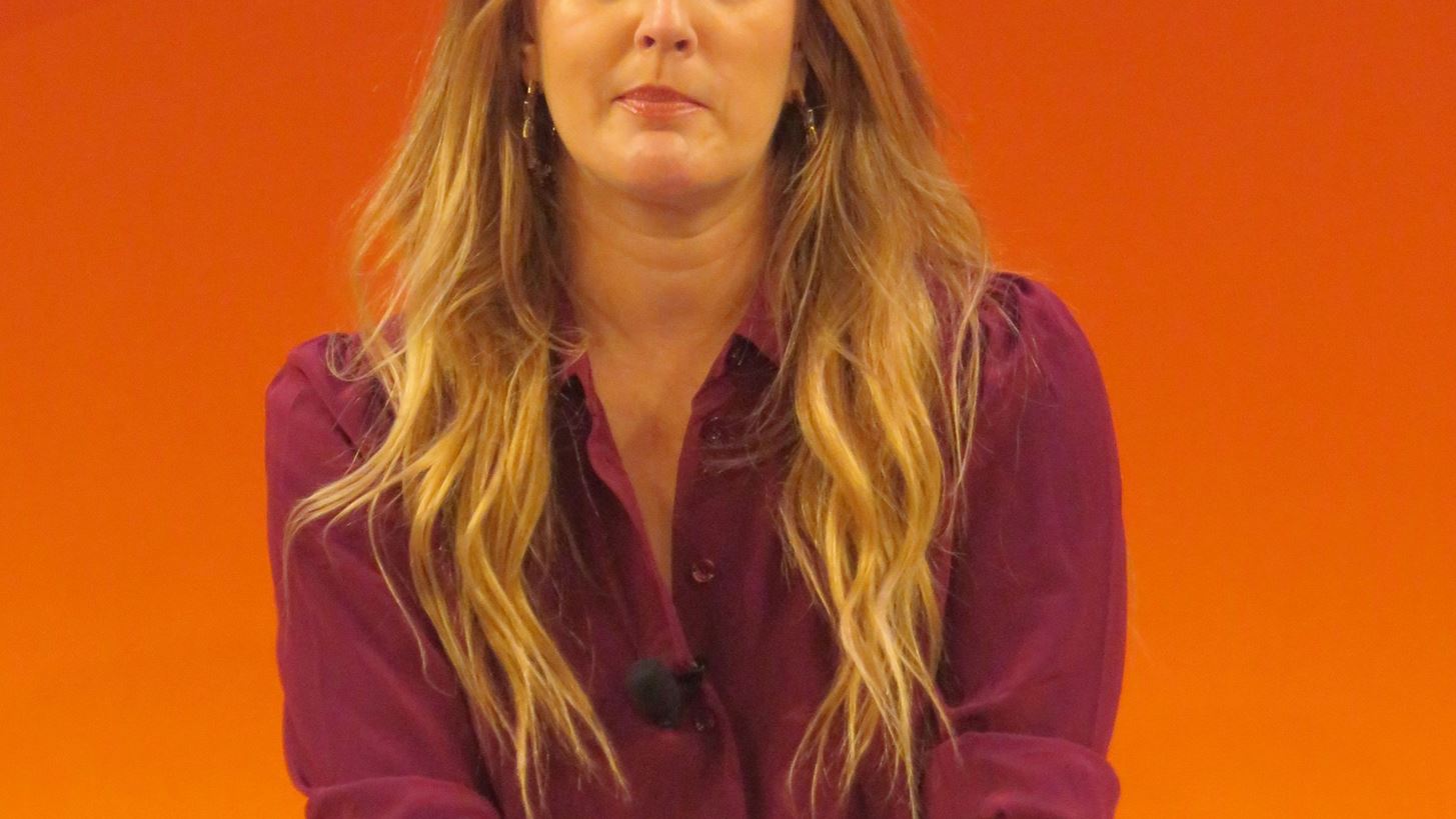 Drew Barrymore | &#x397; &#x3C6;&#x3C9;&#x3C4;&#x3BF;&#x3B3;&#x3C1;&#x3B1;&#x3C6;&#x3AF;&#x3B1; &#x3BC;&#x3B5; &#x3C4;&#x3B9;&#x3C2; &#x3BA;&#x3CC;&#x3C1;&#x3B5;&#x3C2; &#x3C4;&#x3B7;&#x3C2; &#x3BA;&#x3B1;&#x3B9; &#x3C4;&#x3B7; &#x3BD;&#x3AD;&#x3B1; &#x3C3;&#x3CD;&#x3B6;&#x3C5;&#x3B3;&#x3BF; &#x3C4;&#x3BF;&#x3C5; &#x3C0;&#x3C1;&#x3CE;&#x3B7;&#x3BD; &#x3AC;&#x3BD;&#x3C4;&#x3C1;&#x3B1; &#x3C4;&#x3B7;&#x3C2;