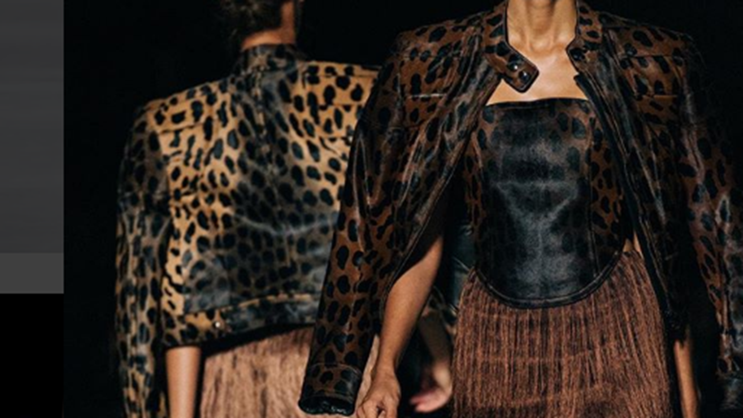 #NYFW | O Tom Ford &#x3AC;&#x3BD;&#x3BF;&#x3B9;&#x3BE;&#x3B5; &#x3C4;&#x3B7;&#x3BD; &#x395;&#x3B2;&#x3B4;&#x3BF;&#x3BC;&#x3AC;&#x3B4;&#x3B1; &#x39C;&#x3CC;&#x3B4;&#x3B1;&#x3C2; &#x3C4;&#x3B7;&#x3C2; &#x39D;&#x3AD;&#x3B1;&#x3C2; &#x3A5;&#x3CC;&#x3C1;&#x3BA;&#x3B7;&#x3C2; &#x3BC;&#x3B5; &#x3AD;&#x3BD;&#x3B1; show &#x3B5;&#x3BC;&#x3C0;&#x3BD;&#x3B5;&#x3C5;&#x3C3;&#x3BC;&#x3AD;&#x3BD;&#x3BF; &#x3B1;&#x3C0;&#x3CC; &#x3C4;&#x3B7;&#x3BD; &#x3BA;&#x3BF;&#x3BC;&#x3C8;&#x3CC;&#x3C4;&#x3B7;&#x3C4;&#x3B1; &#x3C4;&#x3C9;&#x3BD; 90s