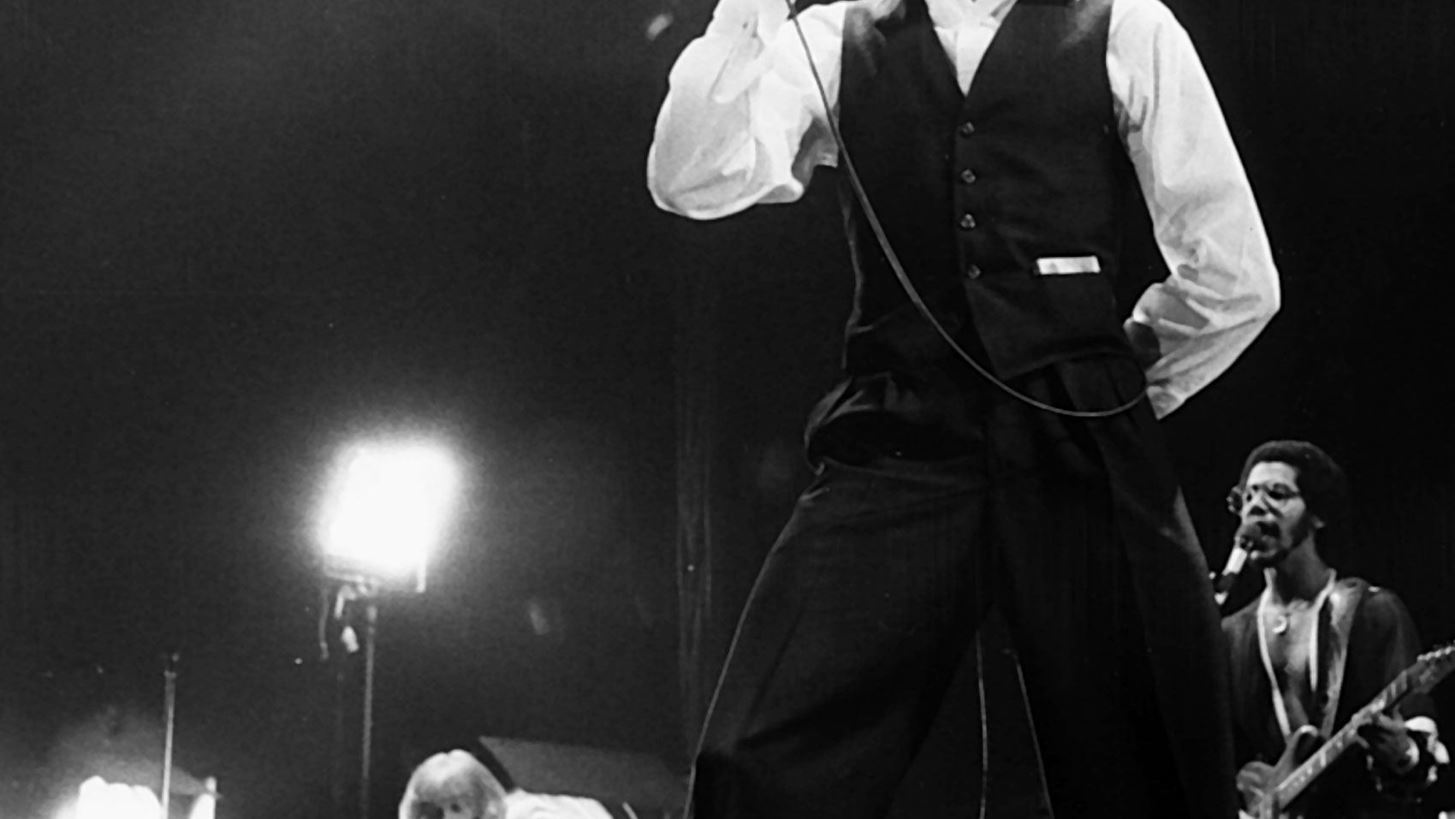 Thin White Duke, &#x3B7; &#x3C0;&#x3BB;&#x3AD;&#x3BF;&#x3BD; &#x3B1;&#x3BC;&#x3C6;&#x3B9;&#x3BB;&#x3B5;&#x3B3;&#x3CC;&#x3BC;&#x3B5;&#x3BD;&#x3B7; &#x3C0;&#x3B5;&#x3C1;&#x3C3;&#x3CC;&#x3BD;&#x3B1; &#x3C4;&#x3BF;&#x3C5; David Bowie