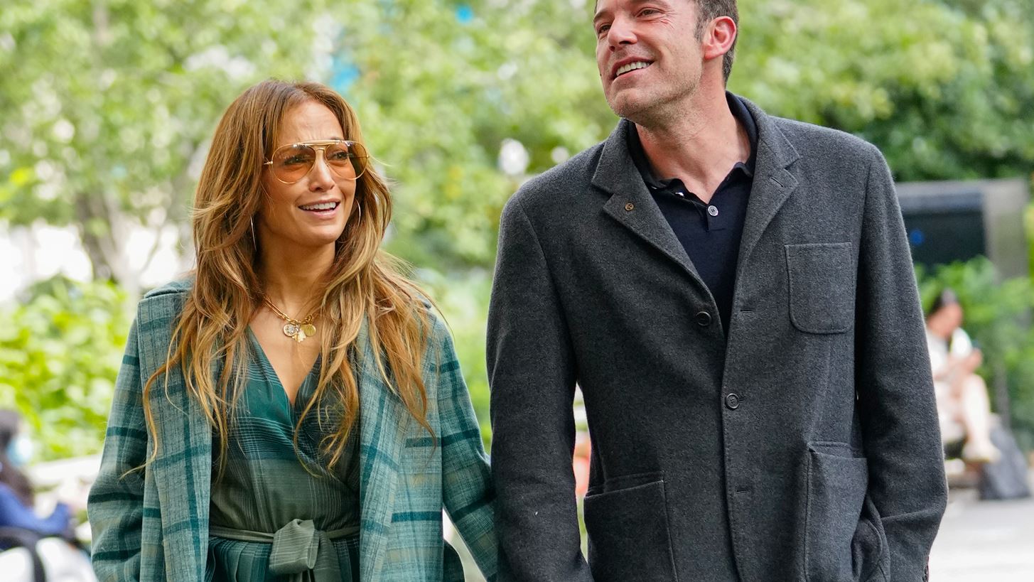 Jennifer Lopez | &#x3A6;&#x3CC;&#x3C1;&#x3B5;&#x3C3;&#x3B5; &#x3BE;&#x3B1;&#x3BD;&#x3AC; &#x3C4;&#x3BF; &#x3AF;&#x3B4;&#x3B9;&#x3BF; Valentino &#x3C0;&#x3BF;&#x3C5;&#x3BB;&#x3CC;&#x3B2;&#x3B5;&#x3C1; &#x3C3;&#x3B5; &#x3B2;&#x3CC;&#x3BB;&#x3C4;&#x3B1; &#x3C4;&#x3B7;&#x3C2; &#x3BC;&#x3B5; &#x3C4;&#x3BF;&#x3BD; Ben Affleck