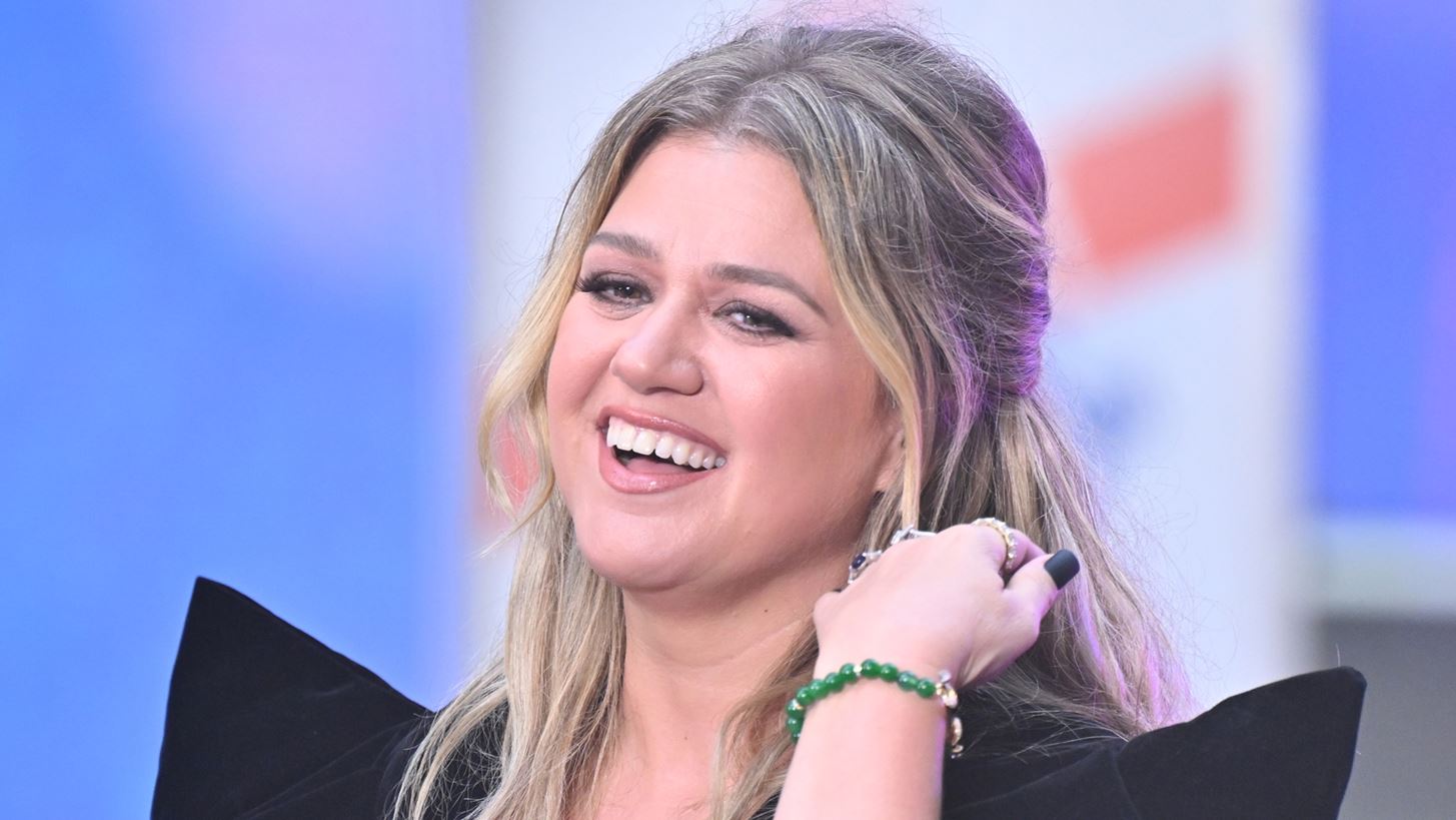 &#x397; Kelly Clarkson &#x3B4;&#x3B5;&#x3BD; &#x3B5;&#x3C0;&#x3B9;&#x3C4;&#x3C1;&#x3AD;&#x3C0;&#x3B5;&#x3B9; &#x3C3;&#x3C4;&#x3B1; &#x3C0;&#x3B1;&#x3B9;&#x3B4;&#x3B9;&#x3AC; &#x3C4;&#x3B7;&#x3C2; &#x3BD;&#x3B1; &#x3C7;&#x3C1;&#x3B7;&#x3C3;&#x3B9;&#x3BC;&#x3BF;&#x3C0;&#x3BF;&#x3B9;&#x3BF;&#x3CD;&#x3BD; &#x3C4;&#x3B1; social media &#x3BC;&#x3AD;&#x3C7;&#x3C1;&#x3B9; &#x3BD;&#x3B1; &#x3B3;&#x3AF;&#x3BD;&#x3BF;&#x3C5;&#x3BD; 18 &#x3B5;&#x3C4;&#x3CE;&#x3BD;