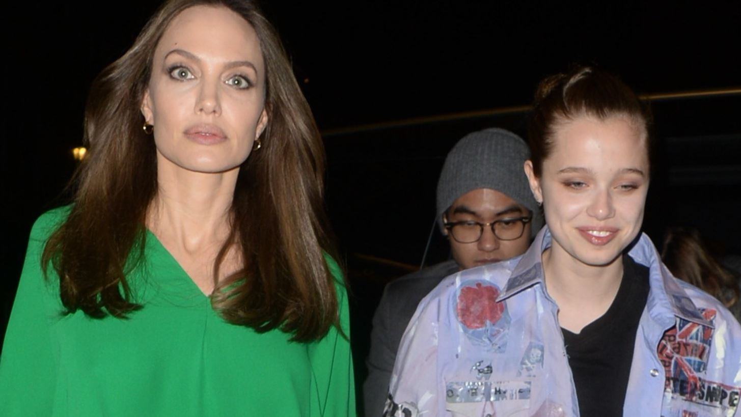 Angelina Jolie | &#x3A4;&#x3BF; &#x3B2;&#x3AF;&#x3BD;&#x3C4;&#x3B5;&#x3BF; &#x3C0;&#x3BF;&#x3C5; &#x3C4;&#x3B7;&#x3BD; &#x3B4;&#x3B5;&#x3AF;&#x3C7;&#x3BD;&#x3B5;&#x3B9; &#x3BD;&#x3B1; &#x3C4;&#x3C1;&#x3B1;&#x3B3;&#x3BF;&#x3C5;&#x3B4;&#x3AC;&#x3B5;&#x3B9; &#x3BC;&#x3B1;&#x3B6;&#x3AF; &#x3BC;&#x3B5; &#x3C4;&#x3B7;&#x3BD; Shiloh &#x3C3;&#x3B5; &#x3C3;&#x3C5;&#x3BD;&#x3B1;&#x3C5;&#x3BB;&#x3AF;&#x3B1; &#x3C4;&#x3C9;&#x3BD; Maneskin &#x3C3;&#x3C4;&#x3B7; &#x3A1;&#x3CE;&#x3BC;&#x3B7;