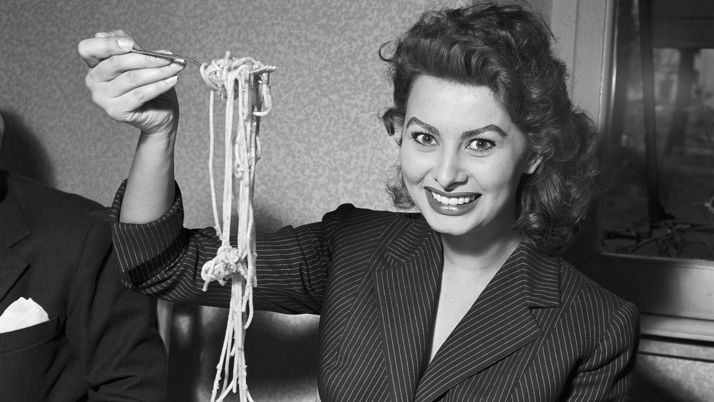 World Pasta Day | 5 chef &#x3BC;&#x3BF;&#x3B9;&#x3C1;&#x3AC;&#x3B6;&#x3BF;&#x3BD;&#x3C4;&#x3B1;&#x3B9; &#x3BC;&#x3B9;&#x3B1; &#x3B1;&#x3B3;&#x3B1;&#x3C0;&#x3B7;&#x3BC;&#x3AD;&#x3BD;&#x3B7; &#x3C3;&#x3C5;&#x3BD;&#x3C4;&#x3B1;&#x3B3;&#x3AE;