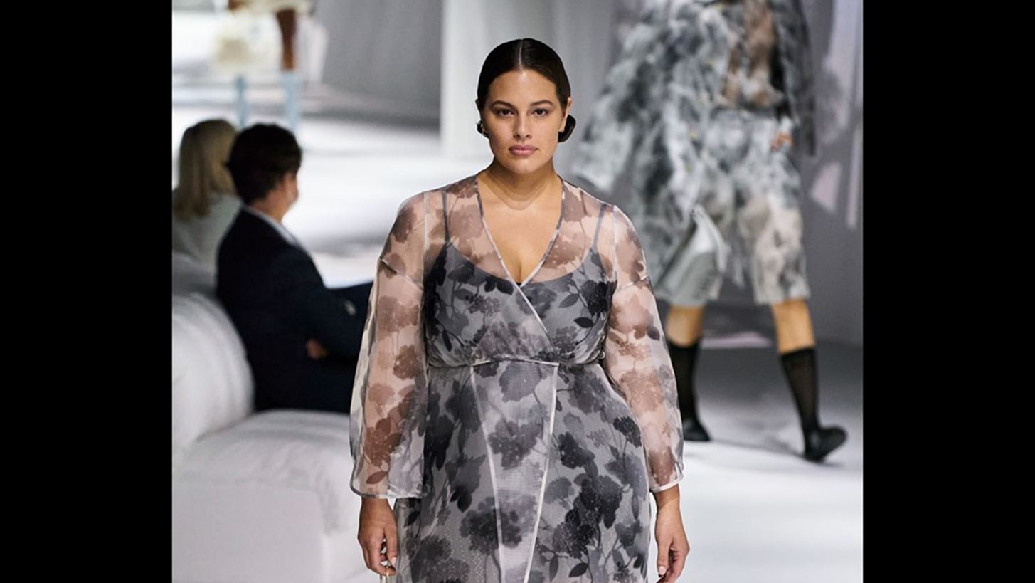 &#x397; Ashley Graham &#x3BE;&#x3B1;&#x3BD;&#x3AC; &#x3C3;&#x3C4;&#x3B9;&#x3C2; &#x3C0;&#x3B1;&#x3C3;&#x3B1;&#x3C1;&#x3AD;&#x3BB;&#x3B5;&#x3C2; &#x3BC;&#x3B5;&#x3C4;&#x3AC; &#x3C4;&#x3B7; &#x3B3;&#x3AD;&#x3BD;&#x3BD;&#x3B7;&#x3C3;&#x3B7; &#x3C4;&#x3BF;&#x3C5; &#x3B3;&#x3B9;&#x3BF;&#x3C5; &#x3C4;&#x3B7;&#x3C2;