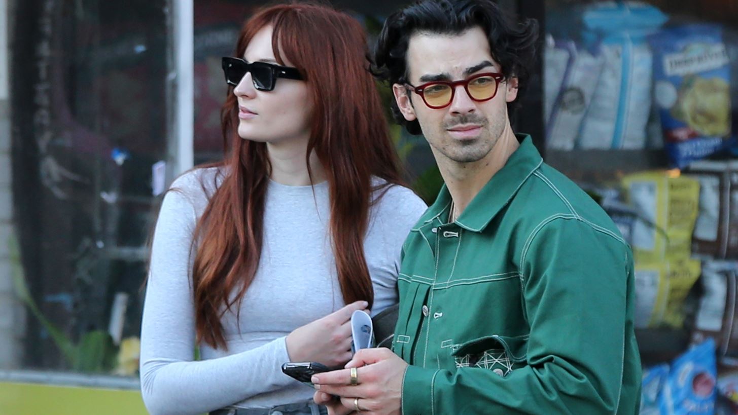 Joe Jonas | &#x3A4;&#x3B9; &#x3AC;&#x3BA;&#x3BF;&#x3C5;&#x3C3;&#x3B5; &#x3BD;&#x3B1; &#x3BB;&#x3AD;&#x3B5;&#x3B9; &#x3BA;&#x3C1;&#x3C5;&#x3C6;&#x3AC; &#x3B7; Sophie Turner &#x3BA;&#x3B1;&#x3B9; &#x3C4;&#x3BF;&#x3BD; &#x3BF;&#x3B4;&#x3AE;&#x3B3;&#x3B7;&#x3C3;&#x3B5; &#x3C3;&#x3C4;&#x3BF; &#x3B4;&#x3B9;&#x3B1;&#x3B6;&#x3CD;&#x3B3;&#x3B9;&#x3BF;