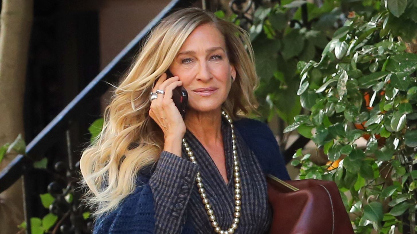 H Sarah Jessica Parker &#x3C5;&#x3C0;&#x3CC;&#x3C3;&#x3C7;&#x3B5;&#x3C4;&#x3B1;&#x3B9; &quot;&#x3C0;&#x3B1;&#x3BB;&#x3B9;&#x3BF;&#x3CD;&#x3C2; &#x3BA;&#x3B1;&#x3B9; &#x3BD;&#x3AD;&#x3BF;&#x3C5;&#x3C2; &#x3AC;&#x3BD;&#x3C4;&#x3C1;&#x3B5;&#x3C2;&quot; &#x3C3;&#x3C4;&#x3B7;&#x3BD; 3&#x3B7; &#x3C3;&#x3B5;&#x3B6;&#x3CC;&#x3BD; &#x3C4;&#x3BF;&#x3C5; Just Like That