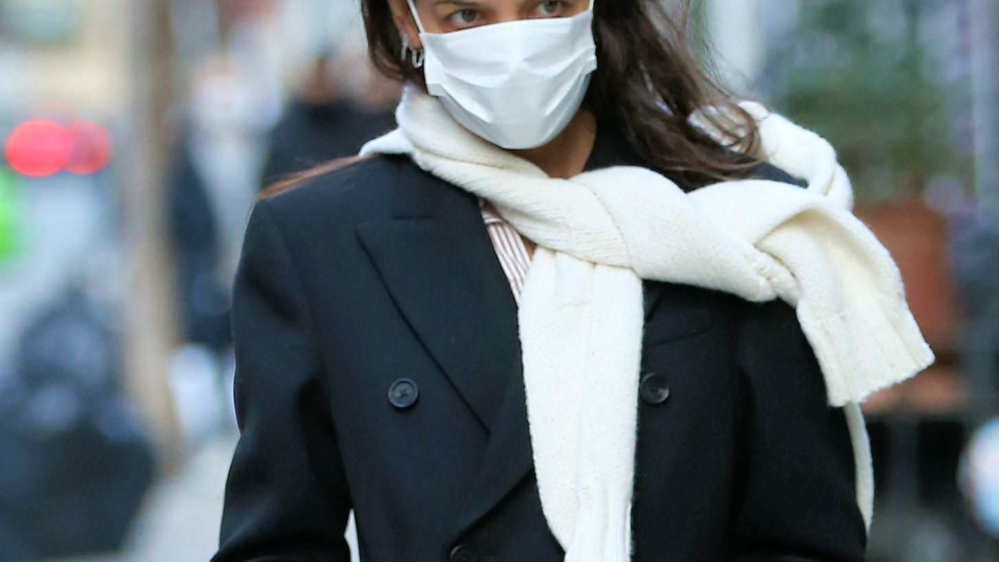 &#x397; effortless chic &#x3B5;&#x3BC;&#x3C6;&#x3AC;&#x3BD;&#x3B9;&#x3C3;&#x3B7; &#x3C4;&#x3B7;&#x3C2; Katie Holmes &#x3BC;&#x3B5; &#x3C0;&#x3B1;&#x3BB;&#x3C4;&#x3CC;