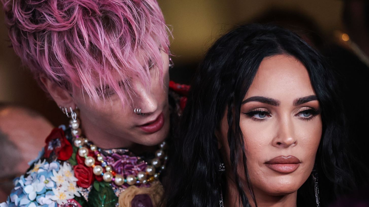 Megan Fox | &#x393;&#x3B9;&#x3B1;&#x3C4;&#x3AF; &#x3CC;&#x3BB;&#x3BF;&#x3B9; &#x3C0;&#x3B9;&#x3C3;&#x3C4;&#x3B5;&#x3CD;&#x3BF;&#x3C5;&#x3BD; &#x3CC;&#x3C4;&#x3B9; &#x3C7;&#x3CE;&#x3C1;&#x3B9;&#x3C3;&#x3B5; &#x3BC;&#x3B5; &#x3C4;&#x3BF;&#x3BD; Machine Gun Kelly;